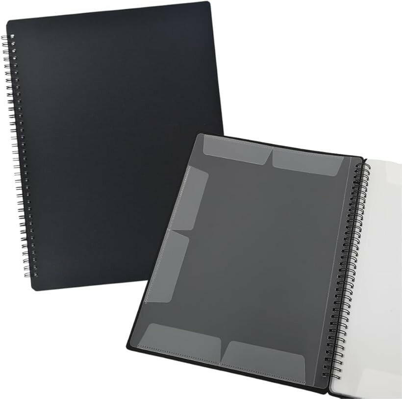 バリエーションコード : 2bj18ygkjv商品コード2bj18ykcdp商品名楽譜ファイル 書き込める A4 バインダー 楽譜入れ 楽譜ホルダー 軽量 30枚 60ページブランドI'm so happyカラーブラック「手軽さと機能性を両立。」​A4サイズの楽譜を60枚収め、楽譜を入れたままでの書き込みが可能。端を挟むだけで安定固定、取り出しの手間を省き、さらに軽量で持ち運びも自在。大切な楽譜を、この一冊にまとめて、音楽のある生活をもっと快適に。「演奏の流れをスマートに」リング式ならではの快適なページ開閉機能により、練習から本番までストレスフリーで演奏に集中。180度の完全開放で、楽譜が閉じてしまう心配もなく、常に最適な角度での視認性を確保します。軽量かつ頑丈で、どんな場所でも音楽と共に。「光に負けない透明視界」楽譜の端のみ固定することで、譜面の出し入れが容易であり、書き込みも自由自在。照明が当たっても楽譜が読みやすい。60ページの大容量も実現。演奏者の思いを紙面に綴る。「サイズ」32cmx25cmx2.5cm 「カラー」ブラック「収納可能枚数」30枚/60ページ　「収納可能サイズ」A4　「材質」PP※ 他ネットショップでも併売しているため、ご注文後に在庫切れとなる場合があります。予めご了承ください。※ 品薄または希少等の理由により、参考価格よりも高い価格で販売されている場合があります。ご注文の際には必ず販売価格をご確認ください。※ 沖縄県、離島または一部地域の場合、別途送料の負担をお願いする場合があります。予めご了承ください。※ お使いのモニタにより写真の色が実際の商品の色と異なる場合や、イメージに差異が生じることがあります。予めご了承ください。※ 商品の詳細（カラー・数量・サイズ 等）については、ページ内の商品説明をご確認のうえ、ご注文ください。※ モバイル版・スマホ版ページでは、お使いの端末によっては一部の情報が表示されないことがあります。すべての記載情報をご確認するには、PC版ページをご覧ください。