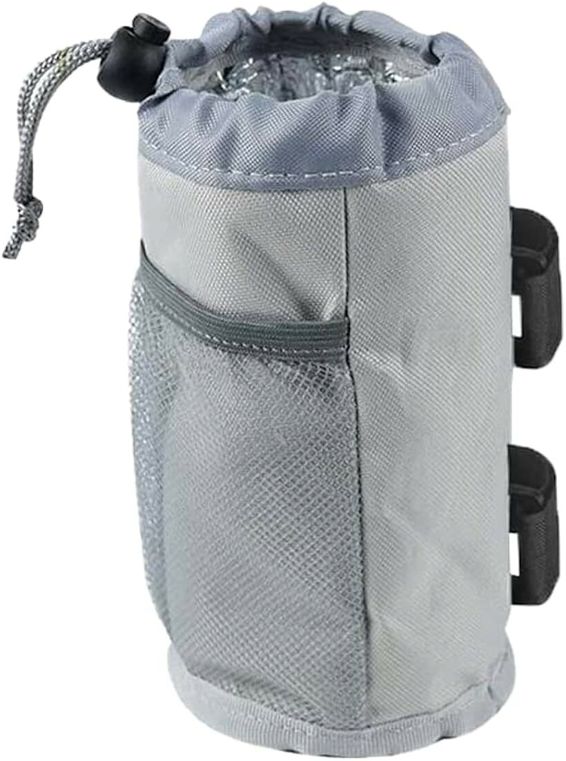 バリエーションコード : 2b2lqn4s2l商品コード2b2lqnuh15商品名ドリンクホルダー 自転車 バイク ボトルケージ ハンドル装着 ベビーカー ポケット付き 保温 保冷 取付簡単 グレーブランドRajjoカラーグレー自転車バイク等に使えるドリンクホルダーです。固定するための面ファスナーが2つ付いていて、しっかりと固定ができるため、安定します。誰でも簡単に好きな箇所に取り付けることが可能です。ネジや工具を使用しない手軽さが魅力的で、取り外しも手間なし楽々。自転車だけではなく、ベビーカーや車椅子にも。固定する箇所さえあれば、あらゆる場所に取り付けることが可能です。水筒やペットボトル、哺乳瓶などを立てて収納することができます。側面にはメッシュのポケットが付いていて、すぐに取り出したい小物の収納も可能。鍵やスマホ、小銭やカードなどを収納することでちょっとした外出に対応できるので、大きなカバンを持つ必要がありません。ドリンクホルダーの内部は保冷保温効果がありドリンクの温度を保つことが可能です。どんな季節でも快適にドリンクを飲むことできるアイテムです。暖かい季節には冷えたドリンク、寒い季節には暖かいドリンクを持ってお出掛けを楽しめます。「商品詳細」 素材：ポリエステル サイズ：17.5x9 カラー：ブラック、グレー※ 他ネットショップでも併売しているため、ご注文後に在庫切れとなる場合があります。予めご了承ください。※ 品薄または希少等の理由により、参考価格よりも高い価格で販売されている場合があります。ご注文の際には必ず販売価格をご確認ください。※ 沖縄県、離島または一部地域の場合、別途送料の負担をお願いする場合があります。予めご了承ください。※ お使いのモニタにより写真の色が実際の商品の色と異なる場合や、イメージに差異が生じることがあります。予めご了承ください。※ 商品の詳細（カラー・数量・サイズ 等）については、ページ内の商品説明をご確認のうえ、ご注文ください。※ モバイル版・スマホ版ページでは、お使いの端末によっては一部の情報が表示されないことがあります。すべての記載情報をご確認するには、PC版ページをご覧ください。自転車バイク等に使えるドリンクホルダーです。固定するための面ファスナーが2つ付いていて、しっかりと固定ができるため、安定します。誰でも簡単に好きな箇所に取り付けることが可能です。ネジや工具を使用しない手軽さが魅力的で、取り外しも手間なし楽々。自転車だけではなく、ベビーカーや車椅子にも。固定する箇所さえあれば、あらゆる場所に取り付けることが可能です。水筒やペットボトル、哺乳瓶などを立てて収納することができます。側面にはメッシュのポケットが付いていて、すぐに取り出したい小物の収納も可能。鍵やスマホ、小銭やカードなどを収納することでちょっとした外出に対応できるので、大きなカバンを持つ必要がありません。ドリンクホルダーの内部は保冷保温効果がありドリンクの温度を保つことが可能です。どんな季節でも快適にドリンクを飲むことできるアイテムです。暖かい季節には冷えたドリンク、寒い季節には暖かいドリンクを持ってお出掛けを楽しめます。「商品詳細」 素材：ポリエステル サイズ：17.5x9 カラー：ブラック、グレー