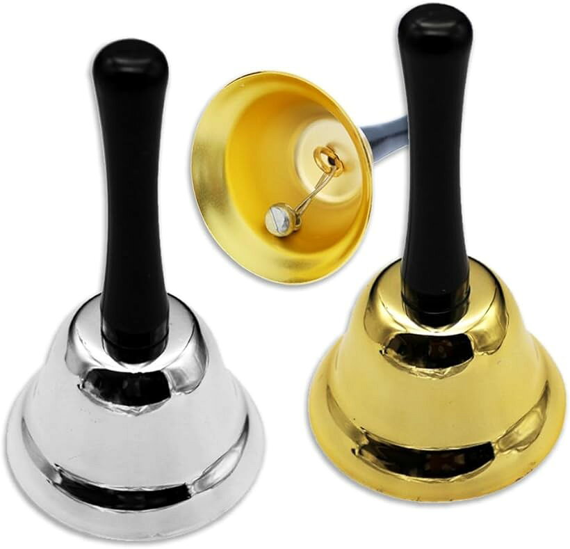 バリエーションコード : 2b9wc0j8hx商品コード2b9wcd5y39商品名ハンドベル セット 呼び鈴 くじ引き ビンゴ 当たり 福引 イベント 抽選ブランドNicheezカラーゴールド＆シルバー/2本セット「明るい音の出る卓上ハンドベル」綺麗な音色を奏でる卓上ハンドベルです。定番のクラシカルなゴールドとシルバーの2個セットとお子様も手に取りやすいレッド・ブルー・グリーンのカラフルな3個セットをご用意しました。「イベントや行事の必須アイテム」抽選会やお祭りのくじ引きなどで大活躍。屋外で使用しても伸びのある音、錆びにくい耐久性のあるアイアン製。ほどよいコンパクトサイズで子供でも持ちやすい。保育園・幼稚園の発表会などにもおすすめ。「呼び鈴やオーナメントとして」インテリアにもなじみやすいシンプルで高級感のあるデザイン。レストランやホテルフロントでの呼び出しベルや、クリスマスのオーナメントとしても。「商品内容」 ハンドベル(2個セット/3個セット)　材質：アイアン　2個セットカラー：ゴールド＆シルバー　3個セットカラー：レッド＆ブルー＆グリーン　サイズ：直径/約6.5cm　高さ/約12cm※ 他ネットショップでも併売しているため、ご注文後に在庫切れとなる場合があります。予めご了承ください。※ 品薄または希少等の理由により、参考価格よりも高い価格で販売されている場合があります。ご注文の際には必ず販売価格をご確認ください。※ 沖縄県、離島または一部地域の場合、別途送料の負担をお願いする場合があります。予めご了承ください。※ お使いのモニタにより写真の色が実際の商品の色と異なる場合や、イメージに差異が生じることがあります。予めご了承ください。※ 商品の詳細（カラー・数量・サイズ 等）については、ページ内の商品説明をご確認のうえ、ご注文ください。※ モバイル版・スマホ版ページでは、お使いの端末によっては一部の情報が表示されないことがあります。すべての記載情報をご確認するには、PC版ページをご覧ください。