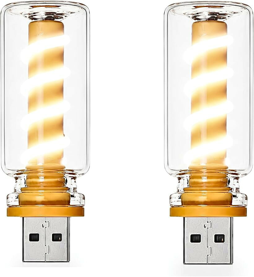 バリエーションコード : 2br0l3pqxg商品コード2br0lxg32f商品名USBミニランプ ミニライト 2個セット タッチ操作 車内 寝室 雰囲気ライトブランドTradeWindカラー昼光色/フィラメント風/2個セットサイズ等22x64mm「ミニサイズでも雰囲気が変わるUSBミニランプ」 USBポートに挿すだけで使える、指先サイズのミニランプ。コンパクトながら存在感のある光で、車内・寝室・デスク・廊下などの空間にさりげない雰囲気をプラスします。2個セットなので、左右に配置したり、場所を分けて使うことも可能です。「タッチ操作で簡単コントロール」 本体上部に触れるだけで点灯・切替が可能。ボタン操作は不要で、直感的に使えます。長押し操作に対応し、明るさをお好みに合わせて調整可能。就寝前のやさしい灯りから、足元や車内の補助灯まで幅広く活躍します。「USB給電で幅広いシーンに対応」 USBポートから給電する仕様のため、車載USB、パソコン、USBハブ、モバイルバッテリーなど様々な機器で使用できます。電池交換の手間がなく、必要な場所で手軽に使えるのも魅力です。＊急速充電器での使用は避けてください。「コンパクト設計で持ち運びにも便利」 指でつまめるほどの小型サイズ。出張や旅行、キャンプなどの携帯用ライトとしても便利です。シンプルなデザインでインテリアの邪魔をせず、使わないときも目立ちません。発光タイプ・仕様「昼光色約6000K/フィラメント風/2個セット」 コイル状の発光体を採用したフィラメント風デザイン。やわらかく広がる単色光で、落ち着いた雰囲気を演出します。光の動きはなく、明るさのみ調整可能です。電圧 5V サイズ 22x64mm 重量 16g （1個あたり）※ 他ネットショップでも併売しているため、ご注文後に在庫切れとなる場合があります。予めご了承ください。※ 品薄または希少等の理由により、参考価格よりも高い価格で販売されている場合があります。ご注文の際には必ず販売価格をご確認ください。※ 沖縄県、離島または一部地域の場合、別途送料の負担をお願いする場合があります。予めご了承ください。※ お使いのモニタにより写真の色が実際の商品の色と異なる場合や、イメージに差異が生じることがあります。予めご了承ください。※ 商品の詳細（カラー・数量・サイズ 等）については、ページ内の商品説明をご確認のうえ、ご注文ください。※ モバイル版・スマホ版ページでは、お使いの端末によっては一部の情報が表示されないことがあります。すべての記載情報をご確認するには、PC版ページをご覧ください。