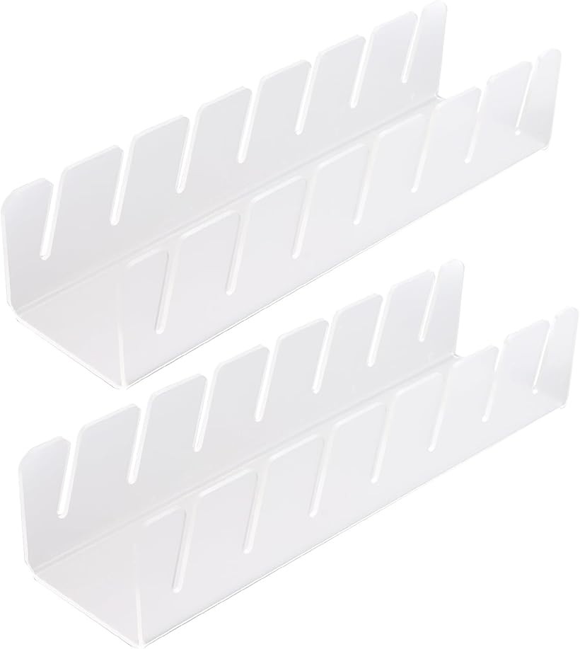 バリエーションコード : 2br9srulu9商品コード2br9s3w6qd商品名帽子スタンド 2個セット 7個収納 掛け キャップ収納 置き 整理 コンパクト 帽子ラック 帽子ホルダー アクリルブランドファビュラス堂カラークリア(2個セット)「7個の差込口で高い収納力」散らかりがちな帽子をスッキリまとめられる帽子スタンド2個セット。7個収納できる設計で、キャップを美しく並べて保管できます。「型崩れ防止」お気に入りの帽子を重ね置きして形が崩れるのはもったいない。1つずつ立てて収納できる帽子掛け構造でいつでも綺麗な状態をキープできます。「魅せるインテリアへ」ただ置くだけではもったいない帽子も、スタンドに並べればおしゃれなインテリアへ早変わり。見せる帽子置きとして玄関やリビングのアクセントにも最適です。「お手入れラクラク」アクリル素材を採用。水洗い可能で、汚れてもサッと洗うだけ。耐久性が高く、長く使えるのも嬉しいポイントです。「選べる2色」クリアカラーとブラックカラーの2色をご用意。お部屋の雰囲気に合わせて選ぶことで見栄えもアップ。※ 他ネットショップでも併売しているため、ご注文後に在庫切れとなる場合があります。予めご了承ください。※ 品薄または希少等の理由により、参考価格よりも高い価格で販売されている場合があります。ご注文の際には必ず販売価格をご確認ください。※ 沖縄県、離島または一部地域の場合、別途送料の負担をお願いする場合があります。予めご了承ください。※ お使いのモニタにより写真の色が実際の商品の色と異なる場合や、イメージに差異が生じることがあります。予めご了承ください。※ 商品の詳細（カラー・数量・サイズ 等）については、ページ内の商品説明をご確認のうえ、ご注文ください。※ モバイル版・スマホ版ページでは、お使いの端末によっては一部の情報が表示されないことがあります。すべての記載情報をご確認するには、PC版ページをご覧ください。