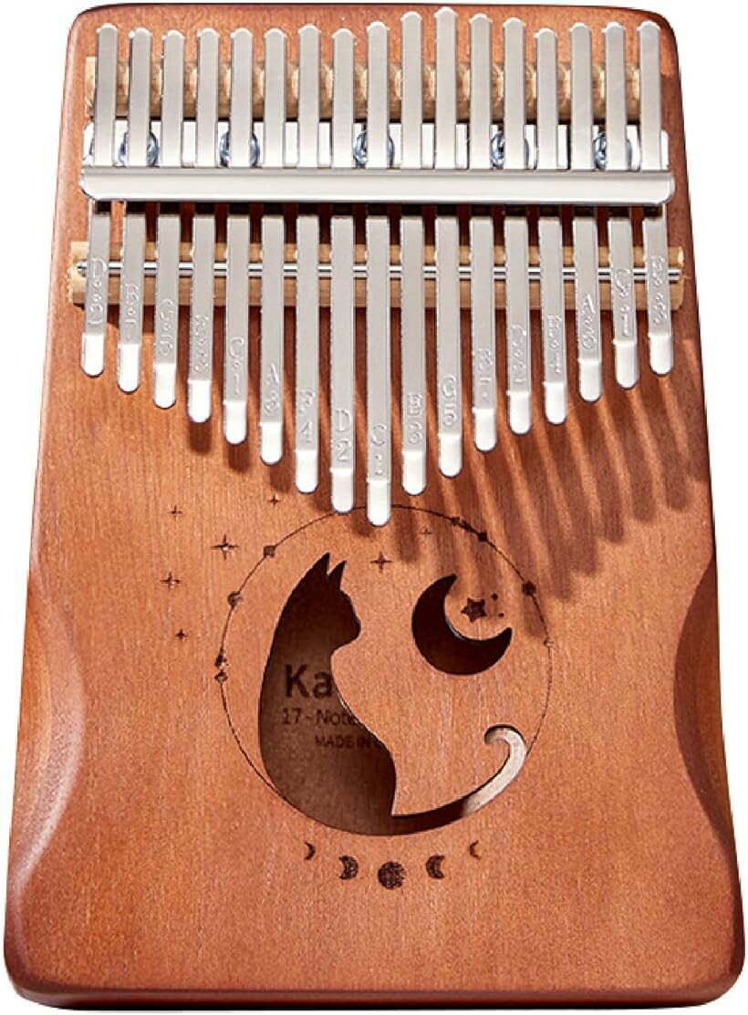 バリエーションコード : 2b2yvgpo6j商品コード2b2ycqv1tx商品名カリンバ 猫 17キー Kalimba ネコ 木製 親指ピアノ サムピアノ フィンガーピアノ テラコッタブランドCicognaカラーテラコッタ・三日月のお月様を眺めるネコがキュート。木目調が美しいカリンバです。カリンバは、キーを指で弾いて演奏する、アフリカの民族楽器。「親指ピアノ」「サムピアノ」「フィンガーピアノ」とも呼ばれるカリンバは、演奏方法がカンタンで初心者でも気軽に挑戦できます。・視覚的にも楽しめる。大人女子にもぴったりな甘すぎないねこデザインが魅力。両端にくびれがついているのでフィット感があり、長時間演奏しても疲れにくいです。おしゃれな猫デザインは艶やかで高級感があるため、お部屋に置いておくだけでも素敵なインテリアになります。・カラーは、ブルー・メープル・テラコッタ・ブラウンの全4色。かわいい見た目とは裏腹に造りは本格的で、幅広い音楽を奏でられる17キー仕様です。心あたたまる優しい音色に耳を傾ければ、癒されること間違いなし。・可愛いおやゆびピアノは持ち運びにも優れ、どこでも気軽に楽器演奏が楽しめます。・「素材」木製　「サイズ」約18cmx13cmx3.3cm　「キー数」17　「セット内容」カリンバ本体、チューニング用ハンマー、目印用シール※ 他ネットショップでも併売しているため、ご注文後に在庫切れとなる場合があります。予めご了承ください。※ 品薄または希少等の理由により、参考価格よりも高い価格で販売されている場合があります。ご注文の際には必ず販売価格をご確認ください。※ 沖縄県、離島または一部地域の場合、別途送料の負担をお願いする場合があります。予めご了承ください。※ お使いのモニタにより写真の色が実際の商品の色と異なる場合や、イメージに差異が生じることがあります。予めご了承ください。※ 商品の詳細（カラー・数量・サイズ 等）については、ページ内の商品説明をご確認のうえ、ご注文ください。※ モバイル版・スマホ版ページでは、お使いの端末によっては一部の情報が表示されないことがあります。すべての記載情報をご確認するには、PC版ページをご覧ください。三日月のお月様を眺めるネコがキュート。木目調が美しいカリンバです。カリンバは、キーを指で弾いて演奏する、アフリカの民族楽器。「親指ピアノ」「サムピアノ」「フィンガーピアノ」とも呼ばれるカリンバは、演奏方法がカンタンで初心者でも気軽に挑戦できます。視覚的にも楽しめる。大人女子にもぴったりな甘すぎないねこデザインが魅力。両端にくびれがついているのでフィット感があり、長時間演奏しても疲れにくいです。おしゃれな猫デザインは艶やかで高級感があるため、お部屋に置いておくだけでも素敵なインテリアになります。カラーは、ブルー・メープル・テラコッタ・ブラウンの全4色。かわいい見た目とは裏腹に造りは本格的で、幅広い音楽を奏でられる17キー仕様です。心あたたまる優しい音色に耳を傾ければ、癒されること間違いなし。可愛いおやゆびピアノは持ち運びにも優れ、どこでも気軽に楽器演奏が楽しめます。「素材」木製　「サイズ」約18cmx13cmx3.3cm　「キー数」17　「セット内容」カリンバ本体、チューニング用ハンマー、目印用シール