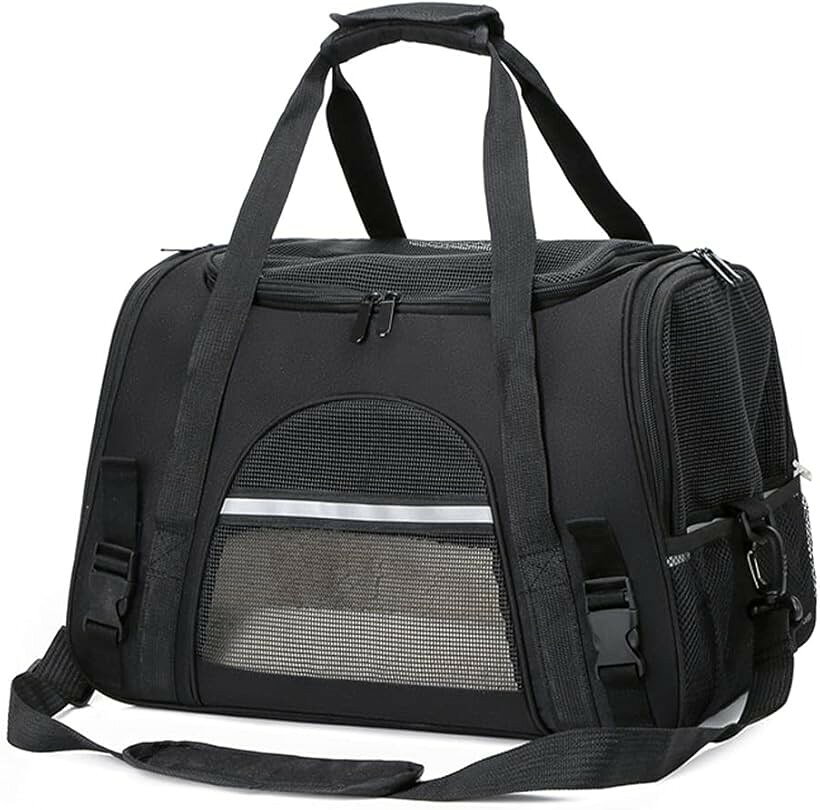 バリエーションコード : 2b4959vuv0商品コード2b4959kdug商品名キャリーバッグ ペットキャリー ショルダー 手提げ 猫 小型犬 お洒落 通気性 旅行 通院 3way ブラックブランドキッソス（KISSOS）カラーブラック・「商品仕様」サイズ：横43cmx奥行き25cmx高さ28cm 重量：800g 適応：猫・小型犬・ウサギなど10kg以下の小動物 カラー：ブラック・グレー・ブルー・ピンク・パープル 5色展開・ショルダー・手提げ・スーツケースへの取付と3Way仕様のペットキャリーバッグです。メッシュが採用され、通気性抜群で、ペットに安全、快適な旅行を提供することができます。上部のメッシュ扉で中の様子が見れ、ペットも安心なキャリーバッグです。・高質素材：バックの本体はオックスフォード布で使って、引っ掻き傷に強く、耐久性が期待できます。使わない時は折りたたんて、隅に置いて、スペースを取らず、持ち運びにも便利です。・優れた安全性：内側に飛び出しを防止リード付き、ペットを簡単に固定ができて、ペットを危険から守って、ドライブの時も安心です。下部には柔らかいマットが敷かれておりペットにも優しい。・3way・便利なデザイン：ハンドバックとして、ショルダーバッグとして、スーツケースへの取付も可能です。肩パッドとハンドルにも厚くした、肩と手の圧力を効果的に軽減できて、長時間背負っても疲れにくいです。通院、旅行、ピクニック、ドライブ、帰郷、ショッピングとお散歩などのお出かけに大活躍します。※ 他ネットショップでも併売しているため、ご注文後に在庫切れとなる場合があります。予めご了承ください。※ 品薄または希少等の理由により、参考価格よりも高い価格で販売されている場合があります。ご注文の際には必ず販売価格をご確認ください。※ 沖縄県、離島または一部地域の場合、別途送料の負担をお願いする場合があります。予めご了承ください。※ お使いのモニタにより写真の色が実際の商品の色と異なる場合や、イメージに差異が生じることがあります。予めご了承ください。※ 商品の詳細（カラー・数量・サイズ 等）については、ページ内の商品説明をご確認のうえ、ご注文ください。※ モバイル版・スマホ版ページでは、お使いの端末によっては一部の情報が表示されないことがあります。すべての記載情報をご確認するには、PC版ページをご覧ください。色:ブラック「商品仕様」サイズ：横43cmx奥行き25cmx高さ28cm重量：800g適応：猫・小型犬・ウサギなど10kg以下の小動物カラー：ブラック・グレー・ブルー・ピンク・パープル5色展開ショルダー・手提げ・スーツケースへの取付と3Way仕様のペットキャリーバッグです。メッシュが採用され、通気性抜群で、ペットに安全、快適な旅行を提供することができます。上部のメッシュ扉で中の様子が見れ、ペットも安心なキャリーバッグです。高質素材：バックの本体はオックスフォード布で使って、引っ掻き傷に強く、耐久性が期待できます。使わない時は折りたたんて、隅に置いて、スペースを取らず、持ち運びにも便利です。優れた安全性：内側に飛び出しを防止リード付き、ペットを簡単に固定ができて、ペットを危険から守って、ドライブの時も安心です。下部には柔らかいマットが敷かれておりペットにも優しい。3way・便利なデザイン：ハンドバックとして、ショルダーバッグとして、スーツケースへの取付も可能です。肩パッドとハンドルにも厚くした、肩と手の圧力を効果的に軽減できて、長時間背負っても疲れにくいです。通院、旅行、ピクニック、ドライブ、帰郷、ショッピングとお散歩などのお出かけに大活躍します。