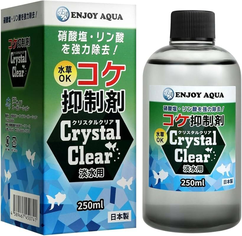 バリエーションコード : 2bu6g4u1ul商品コード2bu6g44568商品名水草水槽にも使える コケ抑制剤 クリスタルクリア 淡水用 日本製 コケ予防 コケ防止ブランドENJOY AQUAカラー黒サイズ等250ml水草レイアウト水槽にも使える、水草を攻撃しないタイプのコケ抑制剤です。魚の排せつ物やエサの食べ残しから発生するコケの発生原因である硝酸塩とリン酸を強力に除去します。特殊な活性炭の粉末が入っており、硝酸塩を吸収し、コケの栄養素を減らすことでコケの発生を抑制します。活性アルミナの働きで水中のリン酸を吸着除去し、コケのないクリアな水槽を維持します。硝酸塩とリン酸というコケの2大要素を少なくするのが特徴です。コケへの攻撃性がない分、水草の成長を妨げたりしないマイルドな効果の商品です。すでに発生したコケは除去できません。使用前に水槽内のコケ掃除と水換えを行い、ボトルをよく振ってから直接水槽に添加してください。淡水専用です。魚病薬との併用は避けてください。飼育水10Lに対し、10㎖が基本使用量です。水換え時には交換水に対して規定量を添付 毎日少しずつ添加するとより効果的です。直射日光を避けて保管し、開封後は半年を目安にご使用ください。コケ抑制剤の黒い成分は活性炭の粉末です。硝酸塩を吸着し、コケの栄養を減らすことでコケの発生を抑制するものです。白い粉の成分は活性アルミナで、水中のリン酸を吸着除去するものです。入れてすぐは水槽の水が濁りますが、しばらくすると透明に戻ります。生体に悪影響を与える成分は入っていませんのでご心配なくご使用して下さい。※ 他ネットショップでも併売しているため、ご注文後に在庫切れとなる場合があります。予めご了承ください。※ 品薄または希少等の理由により、参考価格よりも高い価格で販売されている場合があります。ご注文の際には必ず販売価格をご確認ください。※ 沖縄県、離島または一部地域の場合、別途送料の負担をお願いする場合があります。予めご了承ください。※ お使いのモニタにより写真の色が実際の商品の色と異なる場合や、イメージに差異が生じることがあります。予めご了承ください。※ 商品の詳細（カラー・数量・サイズ 等）については、ページ内の商品説明をご確認のうえ、ご注文ください。※ モバイル版・スマホ版ページでは、お使いの端末によっては一部の情報が表示されないことがあります。すべての記載情報をご確認するには、PC版ページをご覧ください。おすすめ特集 今すぐチェック！ 注目商品！ ［ENJOY AQUA］ 魚イキイキ きれいな水に！ 高濃度バクテリア バイオエナジー 淡水用 硝化菌 バクテリア 日本製 金魚 メダカ 熱帯魚 淡水魚 水草 (淡水用 500㎖) 注目商品！ ［ENJOY AQUA］ 水質検査 アクアリウム 6in1 淡水用 100回分 説明書付き 金魚 メダカ 熱帯魚 ph 亜硝酸塩 炭酸塩 総硬度 硝酸塩 塩素 注目商品！ ENJOY AQUA 水の透明感が変わる 殺菌灯 水槽 アクアリウム タイマー 淡水 海水 注目商品！ pHコントロール機能付き リングろ材 バイオエナジーリング 多孔質 セラミック ろ過材 ネット付属 日本製