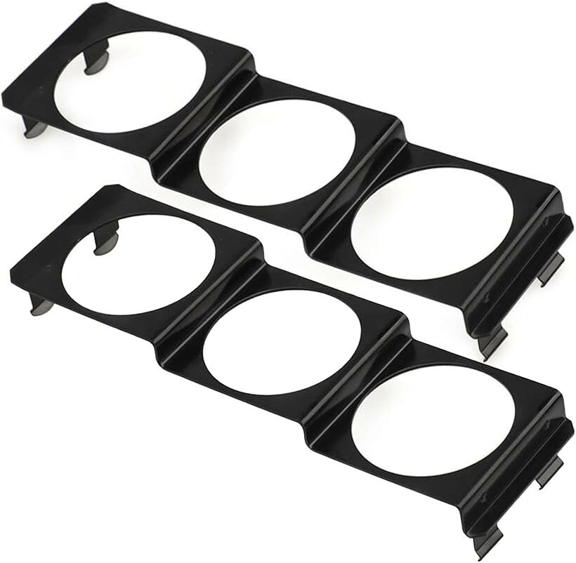 バリエーションコード : 2buroo2l60商品コード2burdkodlv商品名MONOSTORE メーターパネル 3連 52mm 車 水温計 電圧計 気圧計 1DIN 車載 ブーストブランドMONOSTOREカラーブラックサイズ等2個「高耐久性」この汎用3連メーターパネルは、厚みのある金属製で高い耐久性を誇ります。ブラック(黒）塗装が施された52mmサイズで、車のインパネにぴったりフィットします。1DINサイズの汎用品なので、さまざまな車種に対応可能です。「多機能性」水温計、電圧計、気圧計、ブースト計など、さまざまなメーターを組み合わせて取り付けることができます。これにより、車の状態をリアルタイムで把握し、ドライブを楽しむことができます。「簡単な取り付け」1DINサイズのオートブラケットを採用しているため、ほとんどの車種に簡単に取り付け可能です。誰でも手軽にカスタマイズを楽しむことができます。「カスタマイズ自由」汎用のカー・オート用品として、個々のニーズに合わせたカスタマイズが可能です。取り付けには加工が必要な場合がありますが、専門業者に依頼することで、取り付けが可能です。「注意事項」取扱説明書は付属しません。輸入品のため、小傷や汚れがある場合がありますが、性能には影響ありません。取り付けに関するサポートは行っておりませんので、専門業者にご相談ください。※ 他ネットショップでも併売しているため、ご注文後に在庫切れとなる場合があります。予めご了承ください。※ 品薄または希少等の理由により、参考価格よりも高い価格で販売されている場合があります。ご注文の際には必ず販売価格をご確認ください。※ 沖縄県、離島または一部地域の場合、別途送料の負担をお願いする場合があります。予めご了承ください。※ お使いのモニタにより写真の色が実際の商品の色と異なる場合や、イメージに差異が生じることがあります。予めご了承ください。※ 商品の詳細（カラー・数量・サイズ 等）については、ページ内の商品説明をご確認のうえ、ご注文ください。※ モバイル版・スマホ版ページでは、お使いの端末によっては一部の情報が表示されないことがあります。すべての記載情報をご確認するには、PC版ページをご覧ください。