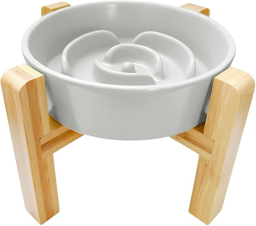 バリエーションコード : 2buth0okil商品コード2buthwh9yc商品名フードボウル 陶器 早食い防止 食器 中型犬 大型犬 猫 犬 ペット えさ皿 スローフィーダー 健康管理 スタンド付きブランドPawspickカラーオフホワイトサイズ等「S」スタンド付き「ペットの健康を第一に考えた設計 - 陶器製早食い防止フードボウル」高品質な陶器製 – ニオイが付きにくく、細菌の繁殖を抑え簡単お手入れ – 釉面が滑らかで、水洗いするだけでキレイに。食器洗浄機可能。安定感のある竹木台付き – 天然竹木素材で、しっかり固定＆食べやすい高さ ＞スタンドの向きを変えるだけで、高さを2段階（約12cm／約10.5cm）に調整可能。滑り止め付きで安心 – 食事中にボウルがズレにくく、ペットもストレスフリーサイズ S size＆L size 展開 – 小型/中型/大型犬と猫に最適「食べるスピードが遅くなると、肥満・消化不良・嘔吐などのリスクを軽減」※ 他ネットショップでも併売しているため、ご注文後に在庫切れとなる場合があります。予めご了承ください。※ 品薄または希少等の理由により、参考価格よりも高い価格で販売されている場合があります。ご注文の際には必ず販売価格をご確認ください。※ 沖縄県、離島または一部地域の場合、別途送料の負担をお願いする場合があります。予めご了承ください。※ お使いのモニタにより写真の色が実際の商品の色と異なる場合や、イメージに差異が生じることがあります。予めご了承ください。※ 商品の詳細（カラー・数量・サイズ 等）については、ページ内の商品説明をご確認のうえ、ご注文ください。※ モバイル版・スマホ版ページでは、お使いの端末によっては一部の情報が表示されないことがあります。すべての記載情報をご確認するには、PC版ページをご覧ください。「こんなお悩み、ありませんか？」 ・ペットが食事をすぐに食べ終えてしまう ・早食いが原因で吐いてしまう・消化不良を起こす ・食事のペースが早く、肥満が気になる ・水やフードがこぼれやすい 「3つのポイントで、ペットの健康をサポート」 (1) ゆっくり食べることで、消化を促す(2) 高品質な陶器製で、清潔で手入れ簡単 (3) 竹木スタンド付き＆滑り止めで安定感抜群 「スタンド向き変えると高さ調整可能」 ・スタンドの丸い角が上の場合：高さ 約12cm ・スタンドを逆にして平らな面が上の場合：高さ 約10.5cm (＊画像に追記する為、更新中)