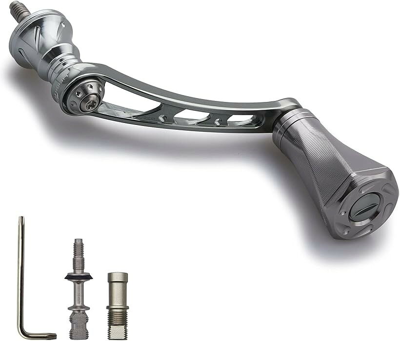 バリエーションコード : 2b2tunki21商品コード2b26fpstro商品名56mm リール ハンドル 23mmノブ搭載 シマノ SHIMANO ダイワ DAIWA 通用 スピニングリール 用 Tornado Series ガンメタル＆ガンメタル 410ブランドHEIGHTENカラーガンメタル(ノブ)＆ガンメタル(ハンドル)・「特徴」竜巻型ノブで握る感アップ。軽量シングルハンドルにV3.0一体式シマノソケット搭載。・「サイズ」ハンドル軸心距離56mm、ノブ直径23mm 「総重」28g「素材」70シリーズ航空アルミ。・「付属」SHIMANO ソケット 1個、DAIWA ソケット 1個、梅レンチ1個。・「適応機種」SHIMANO、DAIWA通用。SHIMANO、DAIWAのスピニングリールハンドルに適用。※ 他ネットショップでも併売しているため、ご注文後に在庫切れとなる場合があります。予めご了承ください。※ 品薄または希少等の理由により、参考価格よりも高い価格で販売されている場合があります。ご注文の際には必ず販売価格をご確認ください。※ 沖縄県、離島または一部地域の場合、別途送料の負担をお願いする場合があります。予めご了承ください。※ お使いのモニタにより写真の色が実際の商品の色と異なる場合や、イメージに差異が生じることがあります。予めご了承ください。※ 商品の詳細（カラー・数量・サイズ 等）については、ページ内の商品説明をご確認のうえ、ご注文ください。※ モバイル版・スマホ版ページでは、お使いの端末によっては一部の情報が表示されないことがあります。すべての記載情報をご確認するには、PC版ページをご覧ください。