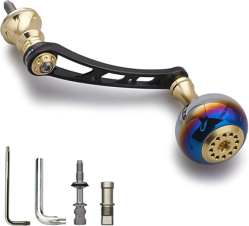 バリエーションコード : 2bjg2f0qd3商品コード2b2trf0tqi商品名56mm リール ハンドル 30mmノブ搭載 シマノ SHIMANO ダイワ DAIWA 通用 スピニングリール 用 Aurora Series ゴールド＆ブラック 392ブランドHEIGHTENカラーゴールド(ノブ)＆ブラック(ハンドル)・「特徴」30mm丸型＋56mm軽量Arch Series シングルハンドル、ステンレス製V3.0シマノ一体式ソケット搭載。軽量でん耐久性良い。・サイズ」ハンドル軸心距離56mm、ノブ直径30mm 「総重」33g「素材」70シリーズ航空アルミ。・「付属」SHIMANO ソケット 1個、DAIWA ソケット 1個、レンチ2個。・「適応機種」SHIMANO、DAIWA通用。SHIMANO、DAIWAのスピニングリールハンドルに適用。※ 他ネットショップでも併売しているため、ご注文後に在庫切れとなる場合があります。予めご了承ください。※ 品薄または希少等の理由により、参考価格よりも高い価格で販売されている場合があります。ご注文の際には必ず販売価格をご確認ください。※ 沖縄県、離島または一部地域の場合、別途送料の負担をお願いする場合があります。予めご了承ください。※ お使いのモニタにより写真の色が実際の商品の色と異なる場合や、イメージに差異が生じることがあります。予めご了承ください。※ 商品の詳細（カラー・数量・サイズ 等）については、ページ内の商品説明をご確認のうえ、ご注文ください。※ モバイル版・スマホ版ページでは、お使いの端末によっては一部の情報が表示されないことがあります。すべての記載情報をご確認するには、PC版ページをご覧ください。高精度CNCマシンカット加工高品質70シリーズアルミニウム素材で軽く、強く仕上がっているダイワ(Daiwa)とシマノ(Shimano)に取り付けが可能人体工学と滑り止め設計でグリップ感が体感できる、質感も良くハンドル部のステンレス材質ベアリングも精度良く回転、手にフィットするノブに変えることで、コントロール性能が上がり、一日中巻いても疲れない。シャフトとハンドルをリベットで固定して非常に安定してリーリングができ、巻きスピードにムラが出にくいし、偏心回転しない。