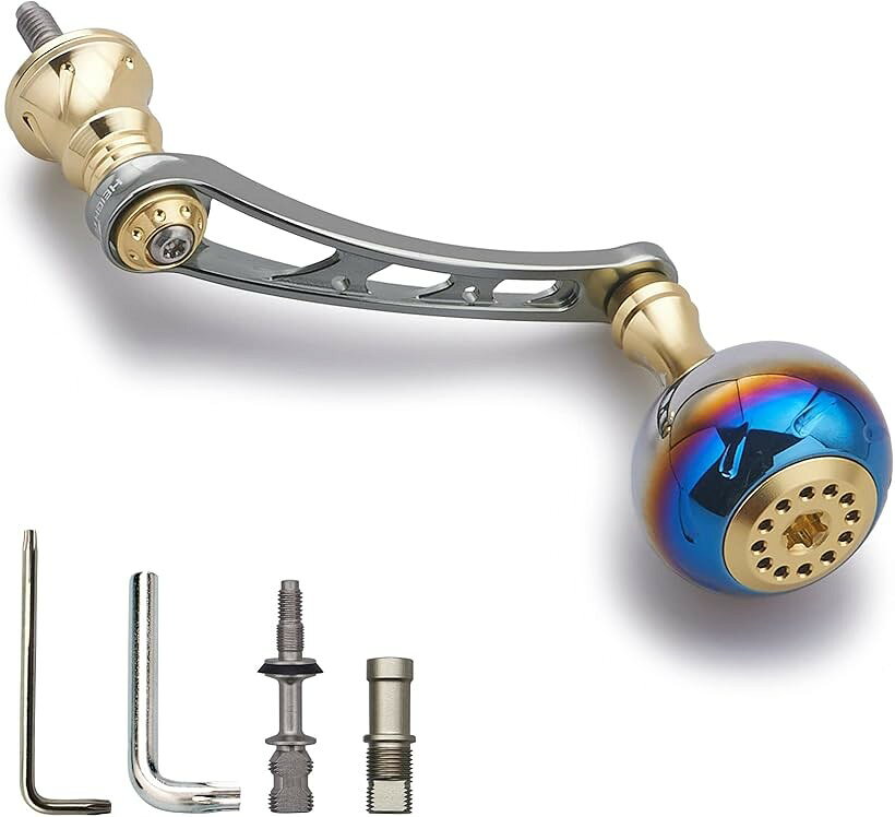 バリエーションコード : 2bjg2f0qd3商品コード2b2tun12rr商品名56mm リール ハンドル 30mmノブ搭載 シマノ SHIMANO ダイワ DAIWA 通用 スピニングリール 用 Aurora Series ゴールド＆ガンメタル 390ブランドHEIGHTENカラーゴールド(ノブ)＆ガンメタル(ハンドル)・「特徴」30mm丸型＋56mm軽量Arch Series シングルハンドル、ステンレス製V3.0シマノ一体式ソケット搭載。軽量でん耐久性良い。・サイズ」ハンドル軸心距離56mm、ノブ直径30mm 「総重」33g「素材」70シリーズ航空アルミ。・「付属」SHIMANO ソケット 1個、DAIWA ソケット 1個、レンチ2個。・「適応機種」SHIMANO、DAIWA通用。SHIMANO、DAIWAのスピニングリールハンドルに適用。※ 他ネットショップでも併売しているため、ご注文後に在庫切れとなる場合があります。予めご了承ください。※ 品薄または希少等の理由により、参考価格よりも高い価格で販売されている場合があります。ご注文の際には必ず販売価格をご確認ください。※ 沖縄県、離島または一部地域の場合、別途送料の負担をお願いする場合があります。予めご了承ください。※ お使いのモニタにより写真の色が実際の商品の色と異なる場合や、イメージに差異が生じることがあります。予めご了承ください。※ 商品の詳細（カラー・数量・サイズ 等）については、ページ内の商品説明をご確認のうえ、ご注文ください。※ モバイル版・スマホ版ページでは、お使いの端末によっては一部の情報が表示されないことがあります。すべての記載情報をご確認するには、PC版ページをご覧ください。高精度CNCマシンカット加工高品質70シリーズアルミニウム素材で軽く、強く仕上がっているダイワ(Daiwa)とシマノ(Shimano)に取り付けが可能人体工学と滑り止め設計でグリップ感が体感できる、質感も良くハンドル部のステンレス材質ベアリングも精度良く回転、手にフィットするノブに変えることで、コントロール性能が上がり、一日中巻いても疲れない。シャフトとハンドルをリベットで固定して非常に安定してリーリングができ、巻きスピードにムラが出にくいし、偏心回転しない。