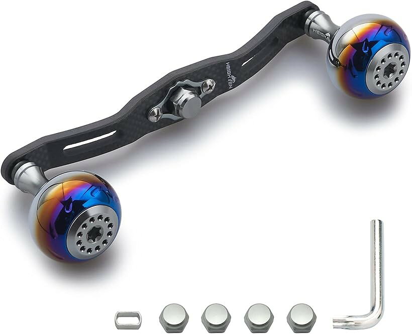 バリエーションコード : 2b2tuo1pd5商品コード2b2tuwikkr商品名リール ハンドル カーボン 30mmノブ搭載 シマノ SHIMANO ダイワ DAIWA アブ Abu 通用 ベイトリール 用 Aurora Series 130mm ガンメタル 360ブランドHEIGHTENカラーガンメタルサイズ等130mm・「特徴」超長軸芯距離130mm/120mm/110mmカーボンハンドル、厚さ4mmの1.5K炭素布のハンドル軽くて更に強度アップ。30mm人体工学デザインの握る感抜群のノブ搭載。・「サイズ」ハンドル軸心距離130mm/120mm/110mm、ノブ直径30mm 「総重」50g/48g/43.5g「素材」ハンドル - 1.5K炭素布のカーボン、ノブ - 70シリーズ航空アルミ。・「リールハンドル付属」4x7mmセンターナット2個、5x8mmセンターナット2個、転換スリープ1個、レンチ1個。・「適応機種」取付部4x7mm、5x8mmのDAIWA， SHIMANO， ABU GARCIAのベイトリールに適用。※ 他ネットショップでも併売しているため、ご注文後に在庫切れとなる場合があります。予めご了承ください。※ 品薄または希少等の理由により、参考価格よりも高い価格で販売されている場合があります。ご注文の際には必ず販売価格をご確認ください。※ 沖縄県、離島または一部地域の場合、別途送料の負担をお願いする場合があります。予めご了承ください。※ お使いのモニタにより写真の色が実際の商品の色と異なる場合や、イメージに差異が生じることがあります。予めご了承ください。※ 商品の詳細（カラー・数量・サイズ 等）については、ページ内の商品説明をご確認のうえ、ご注文ください。※ モバイル版・スマホ版ページでは、お使いの端末によっては一部の情報が表示されないことがあります。すべての記載情報をご確認するには、PC版ページをご覧ください。高精度CNCマシンカット加工高品質70シリーズアルミニウム素材で軽く、強く仕上がっているダイワ(Daiwa)、シマノ(Shimano)、アブかルシア(Abu Garcia)に取り付けが可能人体工学と滑り止め設計でグリップ感が体感できる、質感も良くハンドル部のステンレス材質ベアリングも精度良く回転、手にフィットするノブに変えることで、コントロール性能が上がり、一日中巻いても疲れない。シャフトとハンドルをリベットで固定して非常に安定してリーリングができ、巻きスピードにムラが出にくいし、偏心回転しない。