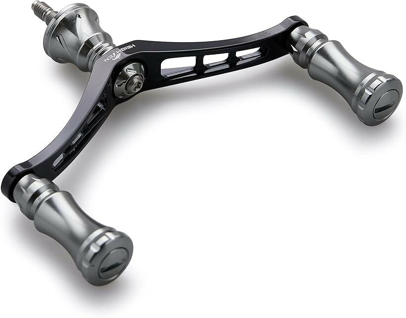 バリエーションコード : 2b2sxvr3c2商品コード2b2sxqhs06商品名92mm リール ハンドル 15mm ノブ 搭載 シマノ ダイワ 通用 スピニングリール用 Chess Series ブラック ハンドル/ガンメタル ノブ 578ブランドHEIGHTENカラーブラック(ハンドル)/ガンメタル(ノブ)・「特徴」92mmアルミ合金ハンドル、15mm直径軽量ノブ搭載、 全体的に軽量。・「サイズ」ハンドル軸心距離92mm、ノブ直径15mm 「総重」40g「素材」70シリーズ航空アルミ合金。・「リールハンドル付属」SHIMANO ソケット 1個、DAIWA ソケット 1個。・「適応機種」SHIMANO、DAIWAのねじ込み式スピニングリールハンドルの交換に適用。詳細は画像をご確認下さい。※ 他ネットショップでも併売しているため、ご注文後に在庫切れとなる場合があります。予めご了承ください。※ 品薄または希少等の理由により、参考価格よりも高い価格で販売されている場合があります。ご注文の際には必ず販売価格をご確認ください。※ 沖縄県、離島または一部地域の場合、別途送料の負担をお願いする場合があります。予めご了承ください。※ お使いのモニタにより写真の色が実際の商品の色と異なる場合や、イメージに差異が生じることがあります。予めご了承ください。※ 商品の詳細（カラー・数量・サイズ 等）については、ページ内の商品説明をご確認のうえ、ご注文ください。※ モバイル版・スマホ版ページでは、お使いの端末によっては一部の情報が表示されないことがあります。すべての記載情報をご確認するには、PC版ページをご覧ください。