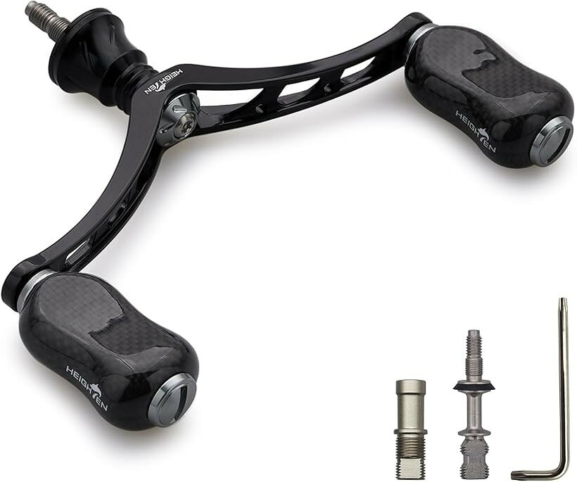 バリエーションコード : 2b95qfkx8d商品コード2b95q56xcc商品名98mm リール ハンドル 21mm カーボン ノブ 搭載 シマノ ダイワ 通用 スピニングリール用 Gourd Series ブラック＆ガンメタル 828ブランドHEIGHTENカラーブラック＆ガンメタル「特徴」カーボン製ノブ搭載21mm(幅)x15mm(厚)、98mm長さの70航空アルミ製のダブルハンドル。「サイズ」ハンドル軸心距離98mm、ノブ21mm(幅)x15mm(厚) 「総重」34g(シマノ用)/30g/(ダイワ用)「素材」ノブ-1.5K炭素布のカーボン、ハンドル-70航空アルミ 。「リールハンドル付属」SHIMANO ソケット 1個、DAIWA ソケット 1個、レンチ1個。「適応機種」SHIMANO、DAIWAのねじ込み式スピニングリールハンドルの交換に適用。※ 他ネットショップでも併売しているため、ご注文後に在庫切れとなる場合があります。予めご了承ください。※ 品薄または希少等の理由により、参考価格よりも高い価格で販売されている場合があります。ご注文の際には必ず販売価格をご確認ください。※ 沖縄県、離島または一部地域の場合、別途送料の負担をお願いする場合があります。予めご了承ください。※ お使いのモニタにより写真の色が実際の商品の色と異なる場合や、イメージに差異が生じることがあります。予めご了承ください。※ 商品の詳細（カラー・数量・サイズ 等）については、ページ内の商品説明をご確認のうえ、ご注文ください。※ モバイル版・スマホ版ページでは、お使いの端末によっては一部の情報が表示されないことがあります。すべての記載情報をご確認するには、PC版ページをご覧ください。
