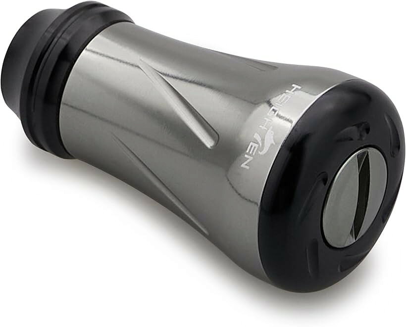 バリエーションコード : 2b989hiv3f商品コード2b98jn1h90商品名19mm リール ハンドル ノブ 6.8g シマノ ダイワ 通用 Shimano Type A Daiwa Type S用 New Pillar Series ガンメタル＆ブラック 871ブランドHEIGHTENカラーガンメタル＆ブラック「特徴」直径19mm、6.8g軽量ノブ。「サイズ」直径19mm、長36mm「重量」6.8g「素材」70シリーズ航空アルミ。「付属」ベアリング(ステンレス素材)2個、ワッシャー 5個、ブッシング1個。「適応機種」シマノ Type A、 ダイワ Type S のノブと交換可能。シマノとダイワのスピニングリールハンドル、ベイトリールハンドルに適用。※ 他ネットショップでも併売しているため、ご注文後に在庫切れとなる場合があります。予めご了承ください。※ 品薄または希少等の理由により、参考価格よりも高い価格で販売されている場合があります。ご注文の際には必ず販売価格をご確認ください。※ 沖縄県、離島または一部地域の場合、別途送料の負担をお願いする場合があります。予めご了承ください。※ お使いのモニタにより写真の色が実際の商品の色と異なる場合や、イメージに差異が生じることがあります。予めご了承ください。※ 商品の詳細（カラー・数量・サイズ 等）については、ページ内の商品説明をご確認のうえ、ご注文ください。※ モバイル版・スマホ版ページでは、お使いの端末によっては一部の情報が表示されないことがあります。すべての記載情報をご確認するには、PC版ページをご覧ください。