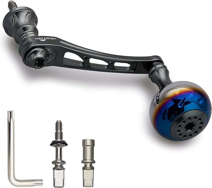 バリエーションコード : 2b9d31f2pk商品コード2b9d31529i商品名55-60mm可変 リール ハンドル 30mm ハンドルノブ 搭載 ダイワ DAIWA シマノ SHIMANO 通用 スピニングリール 用 Aurora Series ダークグレー22STELLA/23AIRITY 980ブランドHEIGHTENカラーダークグレー(22STELLA/23AIRIサイズ等55-60mm可変「特徴」55-60mm軸芯距離可変リールハンドル、新型センターナット設計、スカートDIY可能(別販売)、ソケット高さ調整可能。直径30mm ハンドルノブ 搭載、全体丸型設計と滑らかな面取り加工で握る感良い。「サイズ」リールハンドル軸心距離55-60mm可変、ハンドルノブ直径30mm 「総重」33g(ダイワ用) / 38g(シマノ用) 「素材」70シリーズ航空アルミ。「リールハンドル付属」SHIMANO ソケット1個、DAIWA ソケット1個、レンチ1個。「適応機種」SHIMANO、DAIWA通用。SHIMANO、DAIWAのスピニングリールハンドルに適用。※ 他ネットショップでも併売しているため、ご注文後に在庫切れとなる場合があります。予めご了承ください。※ 品薄または希少等の理由により、参考価格よりも高い価格で販売されている場合があります。ご注文の際には必ず販売価格をご確認ください。※ 沖縄県、離島または一部地域の場合、別途送料の負担をお願いする場合があります。予めご了承ください。※ お使いのモニタにより写真の色が実際の商品の色と異なる場合や、イメージに差異が生じることがあります。予めご了承ください。※ 商品の詳細（カラー・数量・サイズ 等）については、ページ内の商品説明をご確認のうえ、ご注文ください。※ モバイル版・スマホ版ページでは、お使いの端末によっては一部の情報が表示されないことがあります。すべての記載情報をご確認するには、PC版ページをご覧ください。