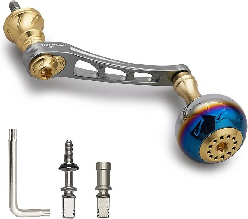 バリエーションコード : 2b9d31f2pk商品コード2b9d3wxh1f商品名55-60mm可変 リール ハンドル 30mm ハンドルノブ 搭載 ダイワ DAIWA シマノ SHIMANO 通用 スピニングリール 用 Aurora Series ガンメタル＆ゴールド 977ブランドHEIGHTENカラーガンメタル＆ゴールドサイズ等55-60mm可変「特徴」55-60mm軸芯距離可変リールハンドル、新型センターナット設計、スカートDIY可能(別販売)、ソケット高さ調整可能。直径30mm ハンドルノブ 搭載、全体丸型設計と滑らかな面取り加工で握る感良い。「サイズ」リールハンドル軸心距離55-60mm可変、ハンドルノブ直径30mm 「総重」33g(ダイワ用) / 38g(シマノ用) 「素材」70シリーズ航空アルミ。「リールハンドル付属」SHIMANO ソケット1個、DAIWA ソケット1個、レンチ1個。「適応機種」SHIMANO、DAIWA通用。SHIMANO、DAIWAのスピニングリールハンドルに適用。※ 他ネットショップでも併売しているため、ご注文後に在庫切れとなる場合があります。予めご了承ください。※ 品薄または希少等の理由により、参考価格よりも高い価格で販売されている場合があります。ご注文の際には必ず販売価格をご確認ください。※ 沖縄県、離島または一部地域の場合、別途送料の負担をお願いする場合があります。予めご了承ください。※ お使いのモニタにより写真の色が実際の商品の色と異なる場合や、イメージに差異が生じることがあります。予めご了承ください。※ 商品の詳細（カラー・数量・サイズ 等）については、ページ内の商品説明をご確認のうえ、ご注文ください。※ モバイル版・スマホ版ページでは、お使いの端末によっては一部の情報が表示されないことがあります。すべての記載情報をご確認するには、PC版ページをご覧ください。