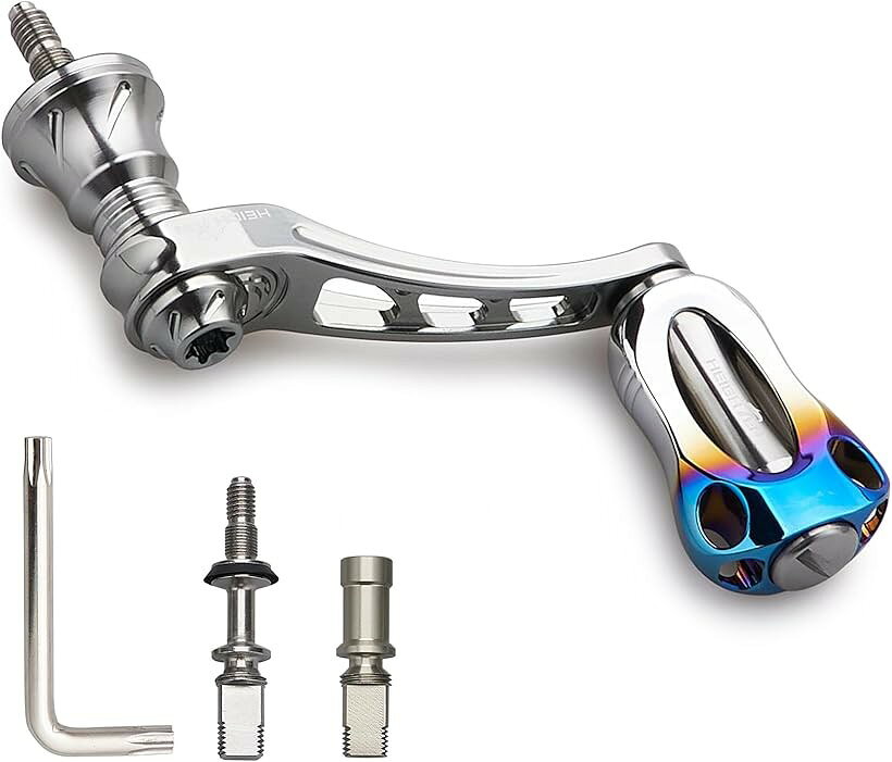 バリエーションコード : 2b4qo51fiv商品コード2b9r9lj5i5商品名45-50mm可変 リール ハンドル 22mm アルミ ノブ カーボンノブ搭載 シマノ ダイワ 通用 スピニングリール 用 Arch Series 焼き色アルミノブ搭載 - ガンメタル 945ブランドHEIGHTENカラー焼き色アルミノブ搭載 - ガンメタル「特徴」軸芯距離45-50mm可変ハンドル、22mmアルミ/20mmカーボン軽量ノブ搭載、軽くて強度アップ。「サイズ」ハンドル軸心距離45-50mm可変、ノブ直径22/20mm。「総重1」22mmアルミノブ搭載セット：26g (ダイワ用)/31g(シマノ用) 「総重2」20mmカーボンノブ搭載セット：22g (ダイワ用)/27g(シマノ用) 「素材」70シリーズ航空アルミ、1.5Kカーボン。「リールハンドル付属」DAIWA ソケット 1個、SHIMANO ソケット 1個、レンチ1個。「対応機種」DAIWA、SHIMANO ネジ込み式 スピニングリール 。※ 他ネットショップでも併売しているため、ご注文後に在庫切れとなる場合があります。予めご了承ください。※ 品薄または希少等の理由により、参考価格よりも高い価格で販売されている場合があります。ご注文の際には必ず販売価格をご確認ください。※ 沖縄県、離島または一部地域の場合、別途送料の負担をお願いする場合があります。予めご了承ください。※ お使いのモニタにより写真の色が実際の商品の色と異なる場合や、イメージに差異が生じることがあります。予めご了承ください。※ 商品の詳細（カラー・数量・サイズ 等）については、ページ内の商品説明をご確認のうえ、ご注文ください。※ モバイル版・スマホ版ページでは、お使いの端末によっては一部の情報が表示されないことがあります。すべての記載情報をご確認するには、PC版ページをご覧ください。