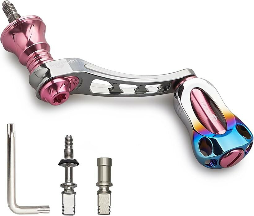 バリエーションコード : 2b4qo51fiv商品コード2b9r9s8juw商品名45-50mm可変 リール ハンドル 22mm アルミ ノブ カーボンノブ搭載 シマノ ダイワ 通用 スピニングリール 用 Arch Series 焼き色アルミノブ搭載 - ガンメタル＆桜ピンク 951ブランドHEIGHTENカラー焼き色アルミノブ搭載 - ガンメタル＆桜ピン「特徴」軸芯距離45-50mm可変ハンドル、22mmアルミ/20mmカーボン軽量ノブ搭載、軽くて強度アップ。「サイズ」ハンドル軸心距離45-50mm可変、ノブ直径22/20mm。「総重1」22mmアルミノブ搭載セット：26g (ダイワ用)/31g(シマノ用) 「総重2」20mmカーボンノブ搭載セット：22g (ダイワ用)/27g(シマノ用) 「素材」70シリーズ航空アルミ、1.5Kカーボン。「リールハンドル付属」DAIWA ソケット 1個、SHIMANO ソケット 1個、レンチ1個。「対応機種」DAIWA、SHIMANO ネジ込み式 スピニングリール 。※ 他ネットショップでも併売しているため、ご注文後に在庫切れとなる場合があります。予めご了承ください。※ 品薄または希少等の理由により、参考価格よりも高い価格で販売されている場合があります。ご注文の際には必ず販売価格をご確認ください。※ 沖縄県、離島または一部地域の場合、別途送料の負担をお願いする場合があります。予めご了承ください。※ お使いのモニタにより写真の色が実際の商品の色と異なる場合や、イメージに差異が生じることがあります。予めご了承ください。※ 商品の詳細（カラー・数量・サイズ 等）については、ページ内の商品説明をご確認のうえ、ご注文ください。※ モバイル版・スマホ版ページでは、お使いの端末によっては一部の情報が表示されないことがあります。すべての記載情報をご確認するには、PC版ページをご覧ください。