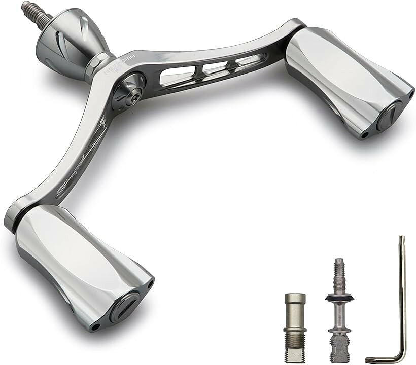 バリエーションコード : 2br6hdwdcf商品コード2br65fypqq商品名92mm リール ハンドル シマノ Shimano ダイワ DAIWA 通用 スピニングリール用 Wing Rocket SeriesブランドHEIGHTENカラーガンメタルサイズ：ハンドル軸心距離92mm、ノブ直径21mm。総重：38.5g(ダイワ用) / 43g(シマノ用)。素材：航空アルミ。適応機種：SHIMANO、DAIWA通用。SHIMANO、DAIWAのネジ込み式スピニングリールに適用。付属品：SHIMANO ソケット 1個、DAIWA ソケット 1個、レンチ1個。※ 他ネットショップでも併売しているため、ご注文後に在庫切れとなる場合があります。予めご了承ください。※ 品薄または希少等の理由により、参考価格よりも高い価格で販売されている場合があります。ご注文の際には必ず販売価格をご確認ください。※ 沖縄県、離島または一部地域の場合、別途送料の負担をお願いする場合があります。予めご了承ください。※ お使いのモニタにより写真の色が実際の商品の色と異なる場合や、イメージに差異が生じることがあります。予めご了承ください。※ 商品の詳細（カラー・数量・サイズ 等）については、ページ内の商品説明をご確認のうえ、ご注文ください。※ モバイル版・スマホ版ページでは、お使いの端末によっては一部の情報が表示されないことがあります。すべての記載情報をご確認するには、PC版ページをご覧ください。