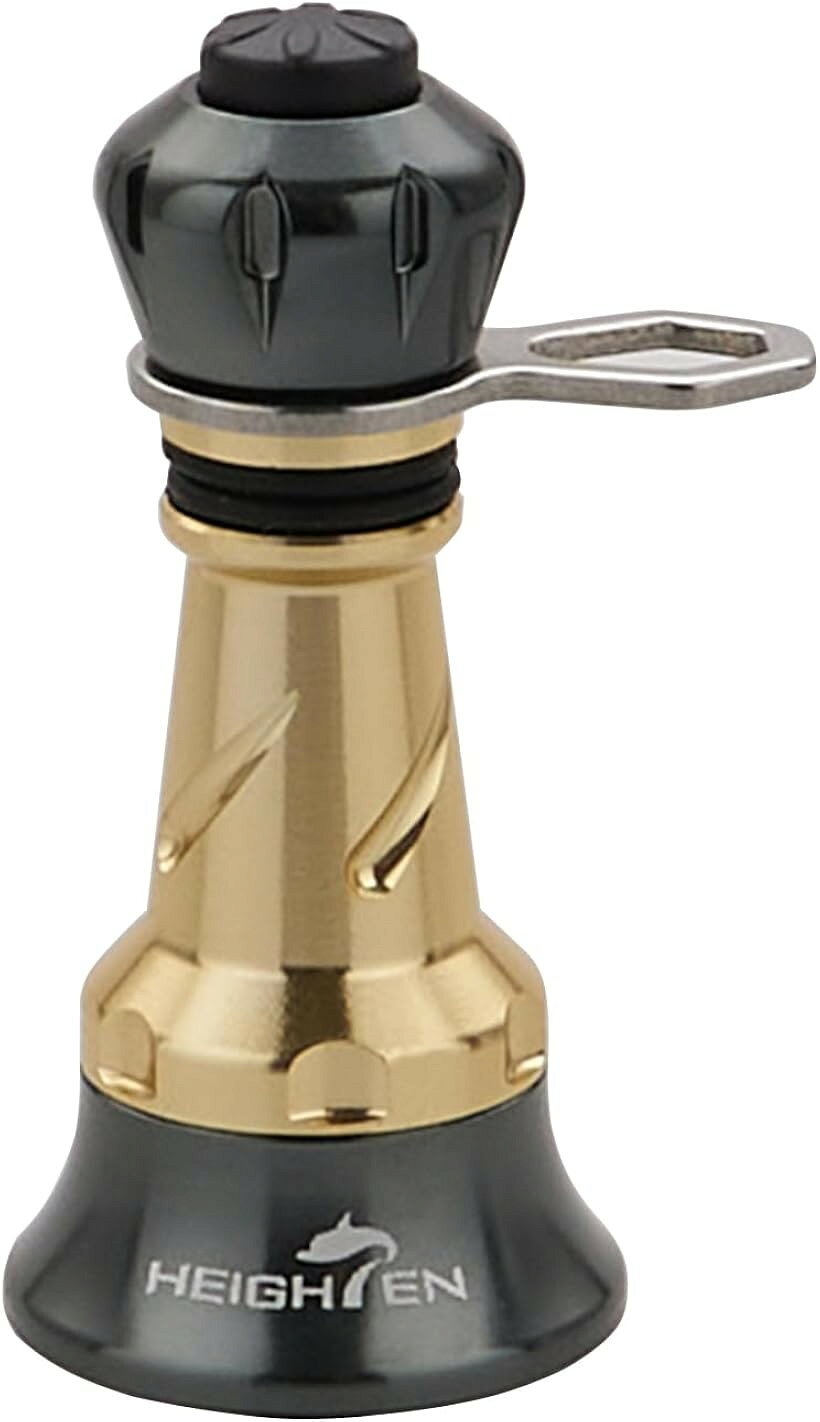 バリエーションコード : 2bu952yv1t商品コード2bu952y80o商品名リール スタンド 不可折り畳むシマノ SHIMANO ダイワ DAIWA スピニングリール 通用 夜光 フックキーパー ラインストッパーブランドHEIGHTENカラーゴールド＆ダークグレーサイズ等38mm「特徴」「不可折り畳む」1)先端部シリカゲル製でリールを置き傷から守る、2)シマノ＆ダイワ共用、3)夜光キャップ付属、4)フックキーパー、フックホルダー、5)ラインストッパー、6)水の侵入をブロック。「製品仕様」本体長さ: 38mm / 48mm。自重: 5.3g / 5.8g、材質：航空アルミ、耐腐食性能を持つ、海釣りもご安心。「対応機種」シマノ(SHIMANO)/ダイワ(DAIWA)のネジ込み式リール通用 (2種類のソケット付属、シマノ用ソケット元から製品に装着しておる)。「リールを置き傷から守る」キャップの先端部に摩擦に強いシリカゲル製の部品があり、デリケートなラインやリールを置き傷から守るリールスタンド。「夜光キャップ」繰り返し使用できる夜光材料で作り、光でしばらく照射した後、4時間以上連続発光することができる。「フックキーパー」先端部がフックキーパーとなりルアーのフックを引っ掛けることが出来るようになる。「ラインストッパー」中央部分にはOリングを使用したラインストッパーも装備し、2本のOリングにラインを挟むことにより、ラインストッパーとして使用することができます。餌木などフックキーパーが使いづらいものでも保持できるようになっている。「水の侵入をブロック」アルミキャップおよびリールを装着する部分には、ゴム製Oリングで水の侵入をブロック。モノづくりの本質は細部。見た目だけではなく、細部にも一切手を抜かないこだわりが詰め込まれている。※ 他ネットショップでも併売しているため、ご注文後に在庫切れとなる場合があります。予めご了承ください。※ 品薄または希少等の理由により、参考価格よりも高い価格で販売されている場合があります。ご注文の際には必ず販売価格をご確認ください。※ 沖縄県、離島または一部地域の場合、別途送料の負担をお願いする場合があります。予めご了承ください。※ お使いのモニタにより写真の色が実際の商品の色と異なる場合や、イメージに差異が生じることがあります。予めご了承ください。※ 商品の詳細（カラー・数量・サイズ 等）については、ページ内の商品説明をご確認のうえ、ご注文ください。※ モバイル版・スマホ版ページでは、お使いの端末によっては一部の情報が表示されないことがあります。すべての記載情報をご確認するには、PC版ページをご覧ください。
