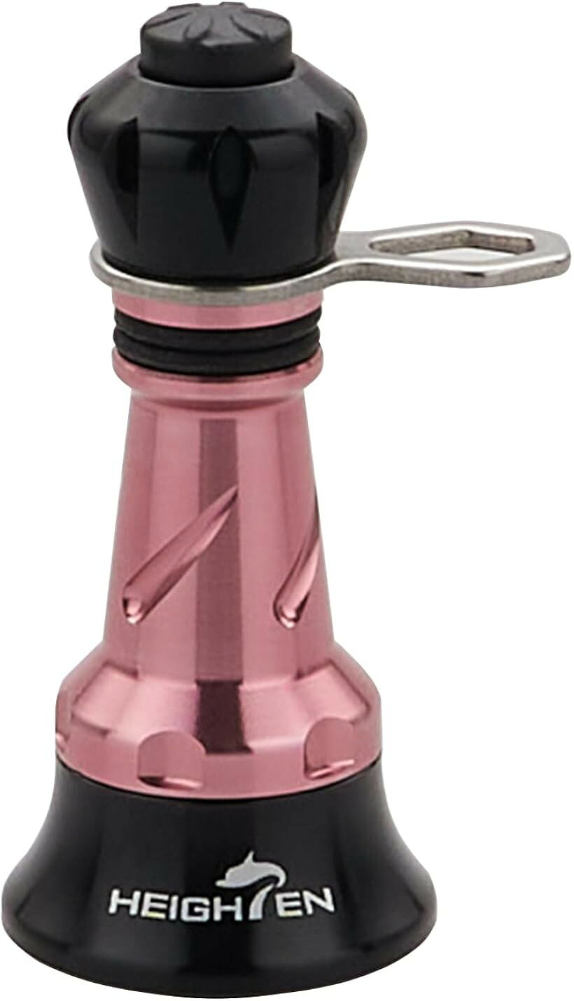 バリエーションコード : 2bu952yv1t商品コード2bu954vf4l商品名リール スタンド 不可折り畳むシマノ SHIMANO ダイワ DAIWA スピニングリール 通用 夜光 フックキーパー ラインストッパーブランドHEIGHTENカラー桜ピンク＆ブラックサイズ等38mm「特徴」「不可折り畳む」1)先端部シリカゲル製でリールを置き傷から守る、2)シマノ＆ダイワ共用、3)夜光キャップ付属、4)フックキーパー、フックホルダー、5)ラインストッパー、6)水の侵入をブロック。「製品仕様」本体長さ: 38mm / 48mm。自重: 5.3g / 5.8g、材質：航空アルミ、耐腐食性能を持つ、海釣りもご安心。「対応機種」シマノ(SHIMANO)/ダイワ(DAIWA)のネジ込み式リール通用 (2種類のソケット付属、シマノ用ソケット元から製品に装着しておる)。「リールを置き傷から守る」キャップの先端部に摩擦に強いシリカゲル製の部品があり、デリケートなラインやリールを置き傷から守るリールスタンド。「夜光キャップ」繰り返し使用できる夜光材料で作り、光でしばらく照射した後、4時間以上連続発光することができる。「フックキーパー」先端部がフックキーパーとなりルアーのフックを引っ掛けることが出来るようになる。「ラインストッパー」中央部分にはOリングを使用したラインストッパーも装備し、2本のOリングにラインを挟むことにより、ラインストッパーとして使用することができます。餌木などフックキーパーが使いづらいものでも保持できるようになっている。「水の侵入をブロック」アルミキャップおよびリールを装着する部分には、ゴム製Oリングで水の侵入をブロック。モノづくりの本質は細部。見た目だけではなく、細部にも一切手を抜かないこだわりが詰め込まれている。※ 他ネットショップでも併売しているため、ご注文後に在庫切れとなる場合があります。予めご了承ください。※ 品薄または希少等の理由により、参考価格よりも高い価格で販売されている場合があります。ご注文の際には必ず販売価格をご確認ください。※ 沖縄県、離島または一部地域の場合、別途送料の負担をお願いする場合があります。予めご了承ください。※ お使いのモニタにより写真の色が実際の商品の色と異なる場合や、イメージに差異が生じることがあります。予めご了承ください。※ 商品の詳細（カラー・数量・サイズ 等）については、ページ内の商品説明をご確認のうえ、ご注文ください。※ モバイル版・スマホ版ページでは、お使いの端末によっては一部の情報が表示されないことがあります。すべての記載情報をご確認するには、PC版ページをご覧ください。
