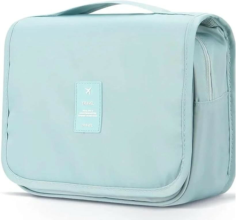 バリエーションコード : 2b984rwnyh商品コード2b984g3s5i商品名トラベルポーチ 吊り下げ 大容量 収納 旅行 化粧 コスメ おしゃれ かわいい ブラック シンプル 出張 軽量 コンパクト ポケット メッシュ撥水 ライトブルーブランドルボナリエカラーライトブルー※ 他ネットショップでも併売しているため、ご注文後に在庫切れとなる場合があります。予めご了承ください。※ 品薄または希少等の理由により、参考価格よりも高い価格で販売されている場合があります。ご注文の際には必ず販売価格をご確認ください。※ 沖縄県、離島または一部地域の場合、別途送料の負担をお願いする場合があります。予めご了承ください。※ お使いのモニタにより写真の色が実際の商品の色と異なる場合や、イメージに差異が生じることがあります。予めご了承ください。※ 商品の詳細（カラー・数量・サイズ 等）については、ページ内の商品説明をご確認のうえ、ご注文ください。※ モバイル版・スマホ版ページでは、お使いの端末によっては一部の情報が表示されないことがあります。すべての記載情報をご確認するには、PC版ページをご覧ください。・フック付きで使いやすい大容量収納可能なトラベルポーチです。便利な持ち手をサッと取り出して持ち運びしやすく、使い勝手抜群です。ベージュ、ピンク、グレー、ライトブルー、ブラック、ネイビー、カクタスの7色をご用意いたしましたので、お好みに合わせてお選びください。・5つのポケットが付いており、大容量ながらも細かく仕分けることが出来て整理しやすくすっきり収納できちゃいます。ファスナーポケット付きですので、大切なものを収納できるのもとっても嬉しいです。またゴムベルト付きなので割れやすいガラス瓶などの収納も安心です。・対摩擦性と防水性に優れた高密度ツイル生地を採用しておりますので、汚れにくく、丸洗いも可能なのでいつでも清潔に使用することができます。・吊り下げフックを使って壁に吊り下げておけば物の出し入れも簡単です。普段の壁掛け収納にも使用できます。(仕様)サイズ(約): 横24x縦20cmx厚み9cm/展開時：横24cmx縦40cmxポーチ部分18cm素材：ナイロン、ポリエステル重量(約): 190g＊モニターの環境により、色の見え方に若干差が生じる場合があります。