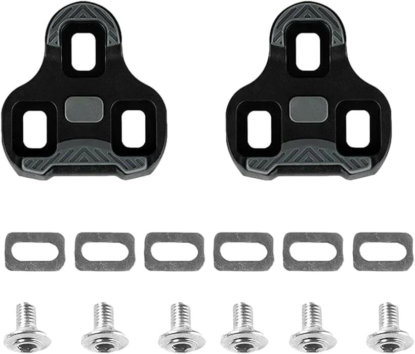 バリエーションコード : 2brw89h82p商品コード2brw8ugjhu商品名互換品 Look KEO 互換 ロードバイク用 ビンディングペダル クリート 左右セット TPU滑り止め ポジションメモリー機能ブランドルボナリエカラーブラック 0度ロードバイクのビンディングペダルにジャストフィットし、ロングライドやヒルクライムでも疲労を軽減し、スピードアップができるLook KEO互換のビンディング クリートです。シューズとの密着面を拡大し、踏み込んだパワーをダイレクトに推進力に活かすことができます。ブラック（0度）は固定力が高くスプリント向け、グレー（4.5度）は適度な遊びがありスタンダード、レッド（9度）は膝への負担を緩和し初心者にもお使いいただけるなど、ご自身のライディングスタイルや競技レベルに合わせて、お選びいただくことができます。強靭なナイロンと耐摩耗性に優れたTPUを素材に使っているため、軽量ながら、抜群のクオリティを実現しており、ハードなトレーニングや長期間の走行でも形状をキープしてお使いいただくことができます。クリート底面の滑り止めゴムが、雨天時のウェットな状況でもしっかりグリップするため、アスファルトやコンクリートでの歩行も問題なく行えますので、ツーリング中のカフェでの休憩や輪行時の移動もスムーズかつ快適にこなすことが可能です。シューズと接する内側にもTPUノンスリップ層を配置しており、カーボンソールとの摩擦力を高め、激しいダンシングやスプリント時でもクリートのズレを防止しつつ、ペダルへのしっかりトルク伝達を維持し、コントロール性能を向上させることができます。ロッキングプレートロケーターで位置決めを行うことにより、古いクリートからのリプレイスメント作業を簡単に行うことができます。面倒な再調整を行うことなく、いつでも理想のセッティングに素早く復元させることが可能です。縦方向9mm、横方向4mmの可動域を備え、細やかなポジション調整が可能ですので、ご自身の骨格やケイデンスの最適化などペダリングのクセに合わせたフィッティングを行うことができます。左右1ペアのクリート本体に、専用の金属製スペーサー6枚と取付用ボルト6本が付属しておりますので、六角レンチなどの基本ツールがあれば、初心者でも手軽にメンテンス、装着ができ、お手元に届いてすぐに快適なライドへ出発できます。※ 他ネットショップでも併売しているため、ご注文後に在庫切れとなる場合があります。予めご了承ください。※ 品薄または希少等の理由により、参考価格よりも高い価格で販売されている場合があります。ご注文の際には必ず販売価格をご確認ください。※ 沖縄県、離島または一部地域の場合、別途送料の負担をお願いする場合があります。予めご了承ください。※ お使いのモニタにより写真の色が実際の商品の色と異なる場合や、イメージに差異が生じることがあります。予めご了承ください。※ 商品の詳細（カラー・数量・サイズ 等）については、ページ内の商品説明をご確認のうえ、ご注文ください。※ モバイル版・スマホ版ページでは、お使いの端末によっては一部の情報が表示されないことがあります。すべての記載情報をご確認するには、PC版ページをご覧ください。(仕様)サイズ(約): 69 x 64mmカラー: ブラック(0度)、グレー(4.5度)、レッド(9度)セット内容:クリート本体(左右1ペア)、専用の金属製スペーサー（ワッシャー）6枚、取付用ボルト（5x9mm）6本＊モニターの環境により、色の見え方に若干差が生じる場合があります。