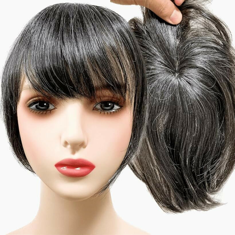 バリエーションコード : 2b9dtpnqrh商品コード2b9dts8r9k商品名部分ウィッグ かつら ヘアピース ポイントウィッグ 白髪 グレイヘアー グレイ 女性 レディース 人工毛 ウィッグ ショート 前髪 ストレート 前髪ウィッグ O型つむじ トップピース グレーヘアー 白2黒8 グレイヘアーショートブランドルスブリラーレ (Luce brillare)カラー白2黒8サイズ等グレイヘアーショート「Luce brillare」は商標登録済の日本ブランドです。商標登録番号6506964「セット内容」(1)状態：新品未使用品。部分ウィッグ、固定ピン2個、日本語取扱説明書 (A. メンテナンス法、B. 髪の癖の取り方、C. 装着方法 D. おすすめのヘアケア食べ物、E. おすすめのサプリメント)「商品詳細」(2)サイズ：フロント 15cm / サイド 25cm / バック 25cm　ベースサイズ：縦12cm / 横8cm (3)重さ：約34g　(4)カラー：白8:黒2， 白5:黒5， 白2:黒8 （全部で3種類カラーございます）　(5)対象: レディース 女性 医療用 プレゼント 中高年 (7)用途: うぃっぐ ウィッグ かつら 部分ウィッグ「3つの特徴」(6) 「特徴1」つむじや頭頂部周りの薄毛や生え際の白髪にお悩みの、ウィッグ、付け毛、カツラ初心者に最適の商品。植毛方法にもこだわり、二重構造＆引き抜き式を採用。人毛様高級ファイバー採用の為、ヘアアイロン、ヘアカット、シャンプーも使用可「ふかし毛と優れた空気透過性」(7)ふかし毛をベースの縁に設置しました。この産毛が毛の根元を支えることで、ボリュームを出したり、ウィッグの地肌を透けにくくします。ベースには無数の空気孔のあるメッシュ構造で蒸れにくく長時間の使用も可能「人生を変える」 (9)突発的な場面でどうしよう？例えば、急な冠婚葬祭・同窓会・帰省・婚活・友人との久しぶりの再会。髪が薄くなり始めたどうしよう？例えば、通勤・オンライン会議・営業。またそれ以外にも、薄毛・脱毛・白髪など。そんな皆様のお悩みにお答え致します。「Luce brillareの想い」 (10) Luce brillareはウィッグ・かつらを取り扱う国内ウィッグメーカーです。かつらは髪質・毛量・カラー・髪の長さなど、多くの要素を選択しなければなりません。しかしながら、かつらの実店舗は少なく、ネット通販店舗においても商品画像を加工しているところが点在しております。その結果、本来のかつらの状態が見えにくいことに問題を感じました。そこでLuce brillareは、リアルな画像を通じて「お客様に、より身近なウィッグ・かつら販売店」を目指します。＊商品写真は出来る限り実物の色に近づけるようにしておりますが、お客様がご使用するパソコンのモニター設定や部屋の照明により実際の商品と色味が異なる場合があります。「お客様へお願い」 (12)・当画像はヘアオイルにてセットしています。髪を傷めないように、セットしていない状態で梱包・発送致しております。従って、お客様のつむじや髪型に合わせてセットして頂く必要がございます。・お客様の髪の状態に合わせた髪のカットや色味の微調整が必要な場合がございます ・染料でカラーリングしている為、匂いがする場合がございます。一度水洗いしてドライヤー等で乾かして頂けますと匂いが取り除かれる場合がございます。※ 他ネットショップでも併売しているため、ご注文後に在庫切れとなる場合があります。予めご了承ください。※ 品薄または希少等の理由により、参考価格よりも高い価格で販売されている場合があります。ご注文の際には必ず販売価格をご確認ください。※ 沖縄県、離島または一部地域の場合、別途送料の負担をお願いする場合があります。予めご了承ください。※ お使いのモニタにより写真の色が実際の商品の色と異なる場合や、イメージに差異が生じることがあります。予めご了承ください。※ 商品の詳細（カラー・数量・サイズ 等）については、ページ内の商品説明をご確認のうえ、ご注文ください。※ モバイル版・スマホ版ページでは、お使いの端末によっては一部の情報が表示されないことがあります。すべての記載情報をご確認するには、PC版ページをご覧ください。