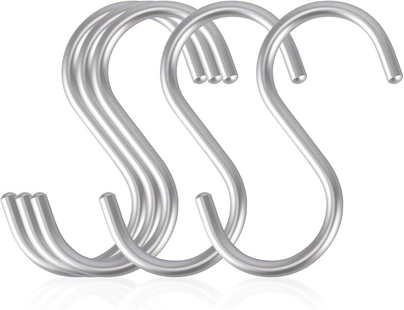 バリエーションコード : 2b6l6ol85g商品コード2b6l6o6l4r商品名フック S字 エスフック Sカン 5枚セット 汎用フック 耐荷重15kg Sじカン 吊り下げ カーテンかけ 小物掛け 落ちない おしゃれ 防錆 アルミニウム合金製 丈夫 しっかりブランドLabatoカラーシルバーサイズ等S(42x85mm)「商品仕様」アルミニウム合金製なので、錆びににくい、防水で酸化しない。ワンタイム成形S字フック。5枚セット。3つのサイズがあります。最大耐荷重15kg。「楽に収納」お風呂用具の収納などに便利なフックです。他にも食品関係の保管やDIYの素材など幅広いシーンで活躍します。余分な装飾やデザインを取り入れず、フックに必要な機能のみを追求しました。楽に収納し、気軽に引っ掛けて取ります。フック収納が気になっていた方は、ぜひ一度お試しください。「使用簡単」S字フックは釘、ネジや接着剤が必要なくて簡単にインストールできます。家の壁に穴を打つのを要りません。引掛けるだけ簡単に取り付けます。「安全なデザイン」フックの表面は滑り止め設計で物を竿に掛け、滑りにくいです。先端は磨きが滑らかで、物を傷つかなりません。丈夫で耐久性のある構造、省スペース設計で使いやすく、とても便利です。「広い使用範囲」キッチンに鍋、スプーン、包丁、まな板などを掛けること。トイレにタオル、トイレブラシなどを掛けるのも無論です。それ以外クローゼットにハンガー、客间に時計や絵を掛け、花の棚に钵植えを掛けること可能です。様々な用途に合わせて使うことができます。ご注意：貴重品その他高価な物や危険なものは掛けないでください。必ず耐荷重を守ってご使用ください。※ 他ネットショップでも併売しているため、ご注文後に在庫切れとなる場合があります。予めご了承ください。※ 品薄または希少等の理由により、参考価格よりも高い価格で販売されている場合があります。ご注文の際には必ず販売価格をご確認ください。※ 沖縄県、離島または一部地域の場合、別途送料の負担をお願いする場合があります。予めご了承ください。※ お使いのモニタにより写真の色が実際の商品の色と異なる場合や、イメージに差異が生じることがあります。予めご了承ください。※ 商品の詳細（カラー・数量・サイズ 等）については、ページ内の商品説明をご確認のうえ、ご注文ください。※ モバイル版・スマホ版ページでは、お使いの端末によっては一部の情報が表示されないことがあります。すべての記載情報をご確認するには、PC版ページをご覧ください。