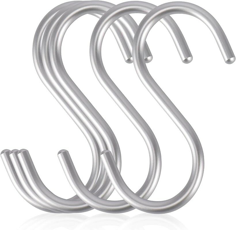 バリエーションコード : 2b6l6ol85g商品コード2b6l6wik3p商品名labato S字フック Sじフック S字 汎用フック Sカン 耐荷重15kg 5枚セット エスフック 吊り下げ カーテンかけ 小物掛け 落ちない おしゃれ 防錆 アルミニウム合金製 丈夫ブランドLabatoカラーシルバーサイズ等L(55x110mm)「商品仕様」アルミニウム合金製なので、錆びににくい、防水で酸化しない。ワンタイム成形S字フック。5枚セット。3つのサイズがあります。最大耐荷重15kg。「楽に収納」お風呂用具の収納などに便利なフックです。他にも食品関係の保管やDIYの素材など幅広いシーンで活躍します。余分な装飾やデザインを取り入れず、フックに必要な機能のみを追求しました。楽に収納し、気軽に引っ掛けて取ります。フック収納が気になっていた方は、ぜひ一度お試しください。「使用簡単」S字フックは釘、ネジや接着剤が必要なくて簡単にインストールできます。家の壁に穴を打つのを要りません。引掛けるだけ簡単に取り付けます。「安全なデザイン」フックの表面は滑り止め設計で物を竿に掛け、滑りにくいです。先端は磨きが滑らかで、物を傷つかなりません。丈夫で耐久性のある構造、省スペース設計で使いやすく、とても便利です。「広い使用範囲」キッチンに鍋、スプーン、包丁、まな板などを掛けること。トイレにタオル、トイレブラシなどを掛けるのも無論です。それ以外クローゼットにハンガー、客间に時計や絵を掛け、花の棚に钵植えを掛けること可能です。様々な用途に合わせて使うことができます。ご注意：貴重品その他高価な物や危険なものは掛けないでください。必ず耐荷重を守ってご使用ください。※ 他ネットショップでも併売しているため、ご注文後に在庫切れとなる場合があります。予めご了承ください。※ 品薄または希少等の理由により、参考価格よりも高い価格で販売されている場合があります。ご注文の際には必ず販売価格をご確認ください。※ 沖縄県、離島または一部地域の場合、別途送料の負担をお願いする場合があります。予めご了承ください。※ お使いのモニタにより写真の色が実際の商品の色と異なる場合や、イメージに差異が生じることがあります。予めご了承ください。※ 商品の詳細（カラー・数量・サイズ 等）については、ページ内の商品説明をご確認のうえ、ご注文ください。※ モバイル版・スマホ版ページでは、お使いの端末によっては一部の情報が表示されないことがあります。すべての記載情報をご確認するには、PC版ページをご覧ください。