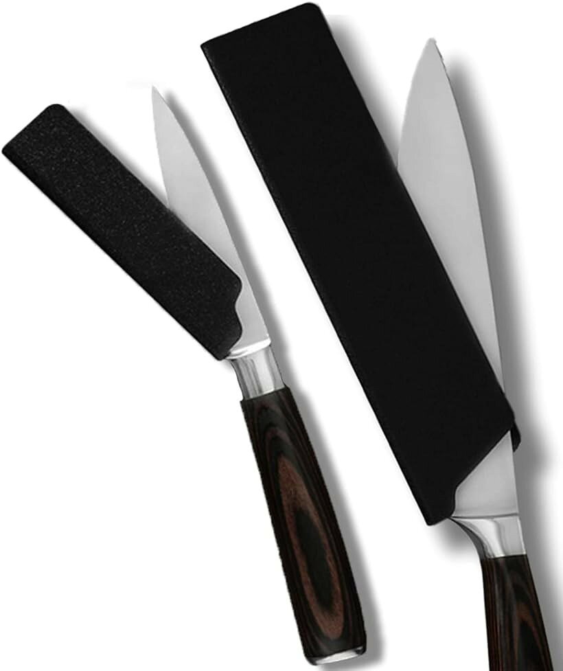 バリエーションコード : 2b2i451s8d商品コード2b421c94w9商品名包丁ケース 包丁カバー 包丁 ケース ナイフカバー シース 包丁収納 持ち運び アウトドアブランドPi＆Cカラーブラックサイズ等2点（ナイフ＋ペティ）ABS樹脂製包丁エッジガード、ナイフガード、包丁カバー。3面オープンで刃の部分をガードする包丁収納、グリップ力が高く、引き出しでの包丁保管等に最適刃を差し込むだけで包丁を安全に保管できる包丁ケース商品サイズ：14-22cm三徳・牛刀・シェフナイフ用　（長さx幅）221x56mm、9-13cmペティナイフ用（長さx幅）130x30mm商品サイズ：細身シェフナイフ用（長さx幅）220x32mm表面素材：頑丈で質感の良いABS樹脂、内部素材：クッション性あるスエード調のソフトフリース、大切な包丁を保護※ 他ネットショップでも併売しているため、ご注文後に在庫切れとなる場合があります。予めご了承ください。※ 品薄または希少等の理由により、参考価格よりも高い価格で販売されている場合があります。ご注文の際には必ず販売価格をご確認ください。※ 沖縄県、離島または一部地域の場合、別途送料の負担をお願いする場合があります。予めご了承ください。※ お使いのモニタにより写真の色が実際の商品の色と異なる場合や、イメージに差異が生じることがあります。予めご了承ください。※ 商品の詳細（カラー・数量・サイズ 等）については、ページ内の商品説明をご確認のうえ、ご注文ください。※ モバイル版・スマホ版ページでは、お使いの端末によっては一部の情報が表示されないことがあります。すべての記載情報をご確認するには、PC版ページをご覧ください。ABS樹脂製包丁エッジガード、ナイフガード、包丁カバー。包丁の保管でお悩みのあなたに。包丁を傷つけることなく安全にまたコンパクトに保管します。刃を差し込むだけで包丁を安全に保管できる包丁ケース・包丁カバーです。丈夫なプラスチックで作られ、内側はブレードを保護するソフトフリース製。色は黒。材質はABS樹脂です。機能：包丁のエッジカバー。包丁の保管・持ち運びに。