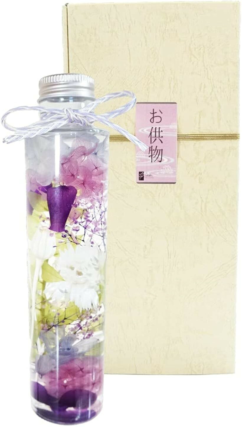 バリエーションコード : 2b42gfd6ni商品コード2b42sn60k5商品名お供え ハーバリウム NAO枯れない花 プリザーブドフラワー 日本製 インテリア 円柱型 デコラ パープルブランドLAGOMカラーパープルサイズ等円柱型（デコラ）・＊「日本製ハンドメイドのハーバリウム」ハーバリウム(植物標本)は、近年人気上昇中の新感覚のお花のインテリア、お花を観賞する新しいライフスタイルです。リアルなお花は、工業製品には無い美しさがございます。人気のお花を贅沢に詰め込んだこちらのハーバリウムはインテリアをおしゃれに底上げしてくれます。・＊プレゼントにピッタリ。「世話いらずのお花」　贈り物をする相手に「花の世話を負担される」必要がなく安心です。専用BOX付きで幅広い方へお勧めです。お会社の記念品 母の日 ホワイトデー お誕生日 結婚記念日 結婚お祝い いい夫婦の日 敬老の日 内祝 お歳暮 御歳暮 クリスマス バースデー プレゼント 記念日 出産お祝い 出産内祝いなどにも適しています。「使用されているのは全て本物の花々」花を選ぶところから全行程を手作業で作られています。色や形が異なる季節の花々が使われているため 同じものは二つとない商品です。＊「お見舞いや・小さいお子様やペットがいる家庭へも最適なギフト」　生花とは違い、花粉や臭いの心配がありません。生花の持ち込みが禁止されている場所でも鑑賞頂けます。ボトル（花瓶）をハーバリウム専用のシリコンオイルで満たし、密閉して清潔を保ちます。＊「サイズ＆仕様」　＊高さ：約19cm　＊幅：約4.5cm　＊奥行：約4.5cm ＊ボトル：ガラス製　＊内容物：プリザーブドフラワー、高級シリコンオイル（国産）・＊「商品の特性について」　＊一点ずつ手作りであり、自然のものを使用しているため色合いや形には個体差があります。また、実物に近いお色のお写真を使用しておりますがご使用の液晶画面により実物の色と異なって見える場合がございます。＊内容物は天然素材の為、デザインには個体差があります。また、商品の作成時に葉や実等が分散して一部沈んでしまう場合がありますが、不良ではございませんのでご理解頂けますようよろしくお願い致します。＊使用している花材・BOXや資材等は、やむを得ず変更になる場合がございます。ご了承ください。＊直射日光に当てないで下さい。色落ちの原因となる場合がございます。※ 他ネットショップでも併売しているため、ご注文後に在庫切れとなる場合があります。予めご了承ください。※ 品薄または希少等の理由により、参考価格よりも高い価格で販売されている場合があります。ご注文の際には必ず販売価格をご確認ください。※ 沖縄県、離島または一部地域の場合、別途送料の負担をお願いする場合があります。予めご了承ください。※ お使いのモニタにより写真の色が実際の商品の色と異なる場合や、イメージに差異が生じることがあります。予めご了承ください。※ 商品の詳細（カラー・数量・サイズ 等）については、ページ内の商品説明をご確認のうえ、ご注文ください。※ モバイル版・スマホ版ページでは、お使いの端末によっては一部の情報が表示されないことがあります。すべての記載情報をご確認するには、PC版ページをご覧ください。サイズ:円柱型（デコラ）|色:パープル「ハーバリウムとは」ハーバリウムとは、植物標本のことです。美しい植物を丁寧にドライフラワーにし、さらに長く楽しめるよう、特別に調合されたオイルに漬けられたハーバリウム。ドライフラワーは落ち着いた色合いが楽しみのひとつですが、こちらのハーバリウムは、まるでさっきまで咲いていたお花をそのまま瓶に閉じこめたような瑞々しさを感じます。