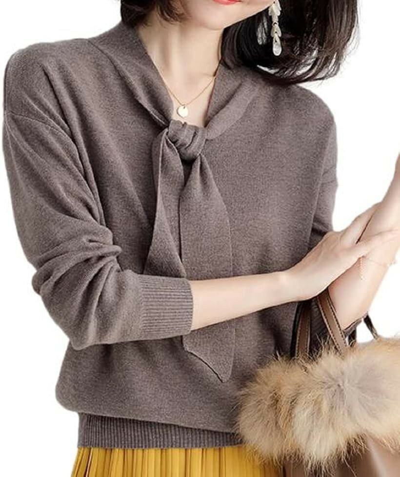 バリエーションコード : 2b4duo4p1u商品コード2b4duuhfyg商品名ボウタイ ニット セーター レディース プルオーバー きれいめニット 通勤 おでかけ BRN-LブランドSleeping Sheep(スリーピング シープ)カラーモカブラウンサイズ等L品よくきちんと見せが叶う、きれいめ可愛いニットが登場です。1枚で、雰囲気あるきれいめ感が完成する、ボウタイニットプルオーバー。柔らかな肌触りのいいニット生地に、ボウタイリボンをデザイン。オフィスな通勤、お出かけにもオンオフ使える大人可愛いニットアイテムです。トップスにリボンタイが同生地でドッキングされているから不器用さんでも簡単にきれいに決まる。アウターに合わせた際にも着ぶくれしない生地の厚みも嬉しいポイントです。袖口と裾部分はリブ加工で品よく。すっきりな着丈感でもタイトすぎずふんわりとボディーラインをぼかしてくれるので程よく身が泳ぎ、着やせも叶えてくれる美人顔シルエットも必見ですスカートやタックパンツなどきちんと感のあるボトムスはもちろん、ワイドパンツやデニムなどカジュアルなアイテムにも合わせられるアイテム。1枚あるとあらゆるシーンで使える綺麗なお姉さんに仕上げてくれるニットです。※ 他ネットショップでも併売しているため、ご注文後に在庫切れとなる場合があります。予めご了承ください。※ 品薄または希少等の理由により、参考価格よりも高い価格で販売されている場合があります。ご注文の際には必ず販売価格をご確認ください。※ 沖縄県、離島または一部地域の場合、別途送料の負担をお願いする場合があります。予めご了承ください。※ お使いのモニタにより写真の色が実際の商品の色と異なる場合や、イメージに差異が生じることがあります。予めご了承ください。※ 商品の詳細（カラー・数量・サイズ 等）については、ページ内の商品説明をご確認のうえ、ご注文ください。※ モバイル版・スマホ版ページでは、お使いの端末によっては一部の情報が表示されないことがあります。すべての記載情報をご確認するには、PC版ページをご覧ください。「素材構成」ポリエステル55％、アクリル20％、ナイロン20％、ウール5％「サイズ」S：着丈52cm、肩幅48cm、バスト94cm、袖丈46cm、裾幅34cmM：着丈54cm、肩幅50cm、バスト100cm、袖丈47cm、裾幅36cmL：着丈56cm、肩幅52cm、バスト102cm、袖丈48cm、裾幅38cm「生産国」中国