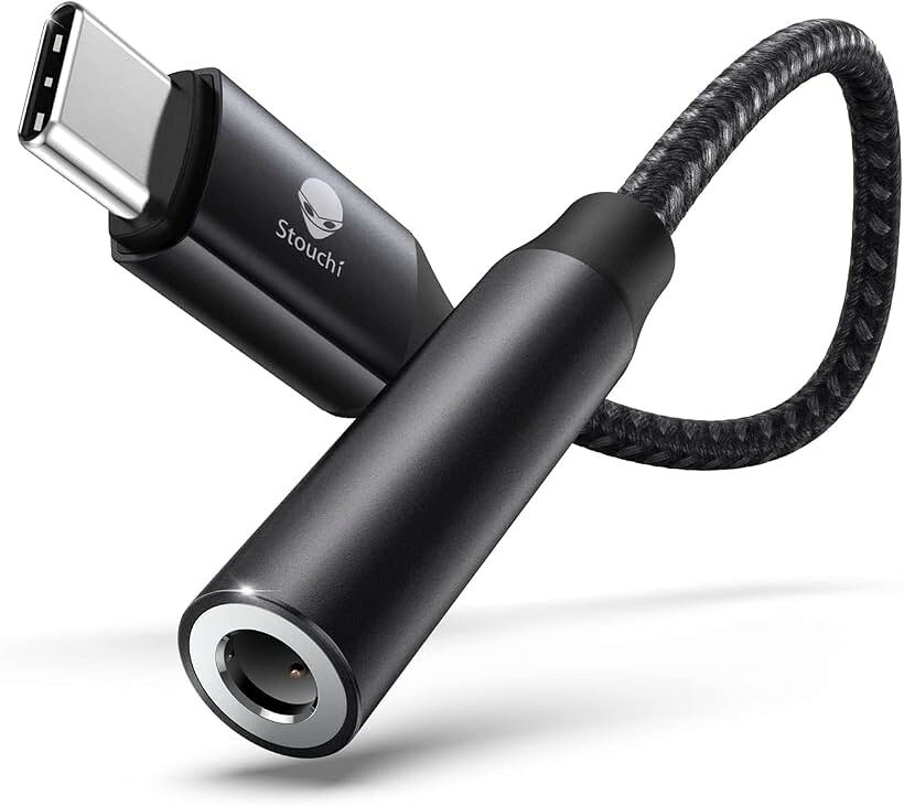 バリエーションコード : 2bk5qltudw商品コード2brg9inncq商品名USB-C to 3.5mm イヤホン変換アダプタHi-Fiハイレゾ音質DAC搭載・通話／リモコン操作対応Type-C イヤホンジャック変換ケーブルブランドStouchiカラーブラック「DACチップ内蔵で高音質再生」低消費電力かつ高解像度のマルチコアオーディオコーデックを搭載した最新スマートDACチップを採用。原音に忠実でクリアなサウンドを再現し、ノイズ低減・歪み抑制機能により音楽・動画・ゲームを快適に楽しめます。「通話＆リモコン操作対応」音楽再生だけでなく、再生・一時停止、音量調整、曲送りなどのリモコン操作にも対応。さらにマイク付きイヤホンを使った通話も快適に可能。通勤や運動、オンライン会議や授業でもストレスなく利用できます。「耐久性とデザイン性を両立したプレミアム素材」コネクタ部には放熱性・耐摩耗性に優れたアルミ合金を採用し、上質な質感と高級感を実現。さらに、ケーブル部分は断線に強く絡みにくいナイロン編み仕様で、5000回以上の屈曲テストにも合格。毎日の持ち運びや使用にも安心なタフ設計です。「幅広い互換性」USB Type-Cポート搭載の各種デバイスに対応：iPhone 17/16/15（USB-Cモデル）、Google Pixelシリーズ、Sam-sung Galaxy、iPad Pro/Mini、Xperiaなど幅広く対応しています。＊Lightning端子機種や3.5mm端子非対応の端末には使えません。（ご注意：この製品はインイヤーイヤホンのみに対応しており、オーバーイヤーヘッドホンには非対応です。）「簡単接続・ドライバ不要」ソフトウェアや設定は一切不要。デバイスに挿すだけで使用できるプラグアンドプレイ設計。外出先でもすぐに高音質を楽しめます。「ご注意」本製品は音声信号専用です。充電・データ転送・音声出力同時使用（PD機能）には対応しておりません。※ 他ネットショップでも併売しているため、ご注文後に在庫切れとなる場合があります。予めご了承ください。※ 品薄または希少等の理由により、参考価格よりも高い価格で販売されている場合があります。ご注文の際には必ず販売価格をご確認ください。※ 沖縄県、離島または一部地域の場合、別途送料の負担をお願いする場合があります。予めご了承ください。※ お使いのモニタにより写真の色が実際の商品の色と異なる場合や、イメージに差異が生じることがあります。予めご了承ください。※ 商品の詳細（カラー・数量・サイズ 等）については、ページ内の商品説明をご確認のうえ、ご注文ください。※ モバイル版・スマホ版ページでは、お使いの端末によっては一部の情報が表示されないことがあります。すべての記載情報をご確認するには、PC版ページをご覧ください。「高音質DAC搭載、いつもの音楽をもっとクリアに」 Stouchi USB-C to 3.5mmイヤホン変換アダプタは、高性能DACチップを内蔵し、スマートフォンやタブレットのデジタル音源を高品質なアナログ信号へ変換。ノイズや音の歪みを抑えながら、音楽・動画・ゲームのサウンドをよりクリアで臨場感のある音質で楽しめます。「通話・リモコン操作対応で毎日便利」 音楽再生だけでなく、再生／停止、音量調整、曲送りなどのリモコン操作に対応。さらにマイク付きイヤホンを接続すれば、通話やオンライン会議、リモート授業にも快適に使用できます。通勤・通学・テレワークなど幅広いシーンで活躍します。「高耐久アルミ合金＆ナイロン編みケーブル」 コネクタ部分には耐摩耗性と放熱性に優れたアルミ合金を採用し、高級感のある仕上がりを実現。ケーブル部分は断線しにくいナイロン編み構造を採用し、5000回以上の屈曲テストをクリア。毎日の持ち運びや頻繁な抜き差しにも安心してお使いいただけます。「幅広いUSB Type-Cデバイスに対応」 iPhone 17/16/15シリーズ（USB-Cモデル）、Google Pixelシリーズ、Samsung Galaxyシリーズ、iPad Pro、iPad Air、iPad mini、Xperiaなど、USB Type-Cポート搭載機器に幅広く対応。お気に入りの有線イヤホンを引き続き利用したい方におすすめです。「挿すだけ簡単、ドライバ不要」 複雑な設定やアプリのインストールは不要。デバイスに接続するだけですぐに使用できるプラグ＆プレイ設計を採用しています。外出先や移動中でも手軽に高音質オーディオ環境を実現します。＊本製品は音声出力専用です。充電・データ転送・PD急速充電機能には対応しておりません。＊オーバーイヤーヘッドホンには対応しておりません。