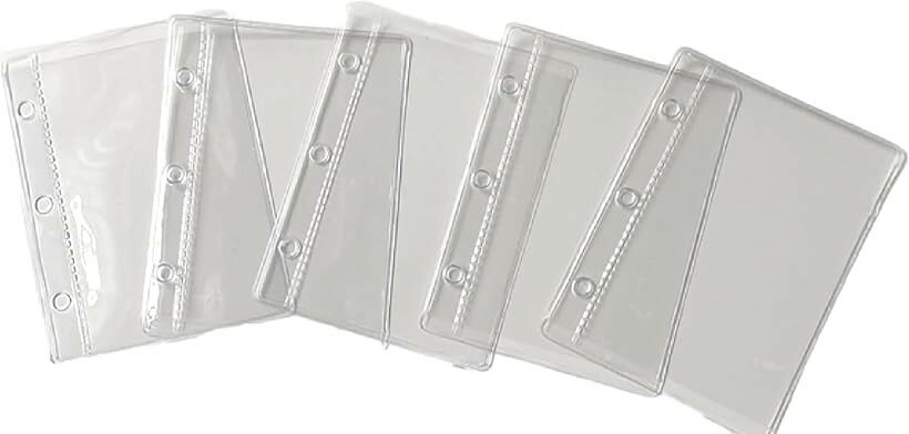 バリエーションコード : 2b60wrrftj商品コード2b4dn0lth2商品名3穴バインダー トレカケース リフィル付き クリアファイル 5枚セット透明ブランドドナリーカラークリアファイル 5枚セット「透明」サイズ等S「可愛いデザイン＆カラーリング」文具専門工場で、ひとつひとつ丁寧に仕上げられています。シンプルでありながら美しく、耐水性があり汚れにくい、可愛いデザインです。「収納もお洒落に」 透明なPVC素材表紙、内側をちゃんと見えるのシンプルな透明色。エコ素材で汚れや水に強いです。耐久性も優れていて、中紙をしっかり保護します。スナップボタン付き、用紙が落ちないように、金属製の強力なボタンです。3つのリングでしっかり中身をホールドします。「軽くて持ち歩きやすい」毎日持ちあるく手帳だけに、スムーズな動作性、視認性と、長く使える素材アレンジにこだわりました。内径31mmの3穴リングを採用し、可愛らしさ抜群。クリア素材で外側から見えて、カードやメモ類を効率よく収納できます。「3穴リング仕様＆方眼・無地メモリフィル付き」3穴仕様のリングで、紙の追加や交換が可能な手帳です。学生、学校、仕事用、ビジネスに便利なオフィス用品。あなた自身の日記、旅行用ノート、写真アルバム、推しトレカ収納に。思いつきのメモなどもたっぷり書けます。「プレゼント・ギフトにも」自分用はもちろん、お友達や家族、大切な方へのプレゼント、ギフトとしても喜ばれます。＊サイズ：リング3穴、8.4 cmx 5.7cm 、リング直径3.1 mm※ 他ネットショップでも併売しているため、ご注文後に在庫切れとなる場合があります。予めご了承ください。※ 品薄または希少等の理由により、参考価格よりも高い価格で販売されている場合があります。ご注文の際には必ず販売価格をご確認ください。※ 沖縄県、離島または一部地域の場合、別途送料の負担をお願いする場合があります。予めご了承ください。※ お使いのモニタにより写真の色が実際の商品の色と異なる場合や、イメージに差異が生じることがあります。予めご了承ください。※ 商品の詳細（カラー・数量・サイズ 等）については、ページ内の商品説明をご確認のうえ、ご注文ください。※ モバイル版・スマホ版ページでは、お使いの端末によっては一部の情報が表示されないことがあります。すべての記載情報をご確認するには、PC版ページをご覧ください。