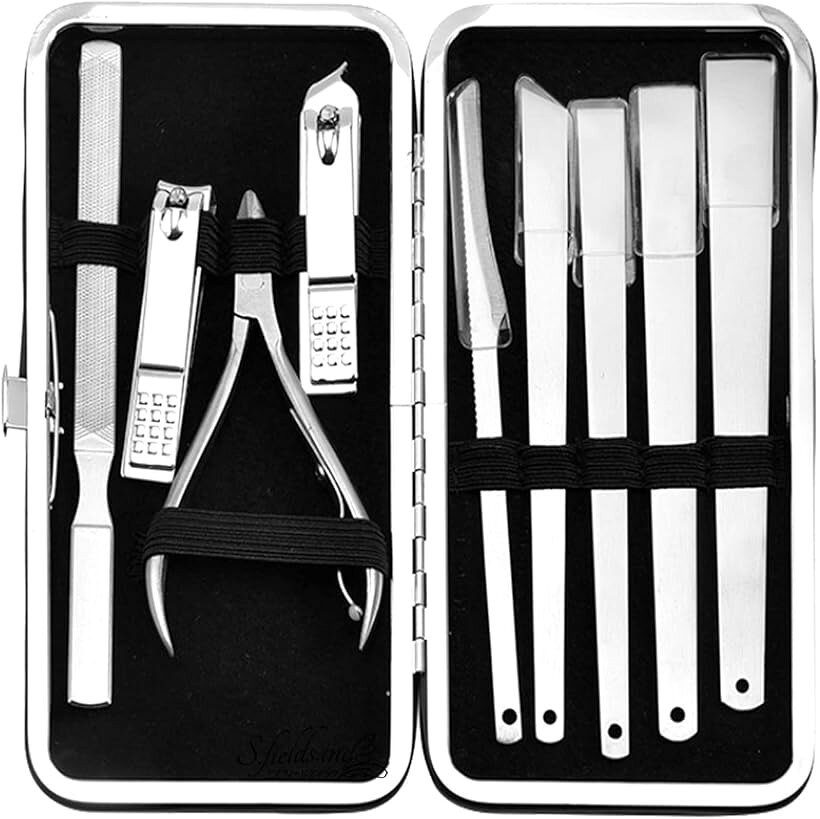 バリエーションコード : 2b4cfi3skg商品コード2b4cfijkdc商品名ペディキュアナイフキット フットケア 爪切り マニキュア ネイルサロン ハードケース付きブランドS.fields.incサイズ等9本セット・古い角質除去や巻き爪改善など足のお手入れ用ペディキュアナイフキットです。7本セットと9本セットの2つからお選びいただけます。・材質は耐久性があり、清潔感のあるステンレス鋼。男女兼用でお使いいただけます。・ハードケースも付いて、フットケアサロンやネイルサロンでも使える本格プロ仕様。・7本セットはナイフ7本。9本セットは爪切り、クリッパーがセットとなっております。・「サイズ」7本セット：22x7.5x2.1cm 315g 9本セット：15.5x8.5x2.3cm 230g※ 他ネットショップでも併売しているため、ご注文後に在庫切れとなる場合があります。予めご了承ください。※ 品薄または希少等の理由により、参考価格よりも高い価格で販売されている場合があります。ご注文の際には必ず販売価格をご確認ください。※ 沖縄県、離島または一部地域の場合、別途送料の負担をお願いする場合があります。予めご了承ください。※ お使いのモニタにより写真の色が実際の商品の色と異なる場合や、イメージに差異が生じることがあります。予めご了承ください。※ 商品の詳細（カラー・数量・サイズ 等）については、ページ内の商品説明をご確認のうえ、ご注文ください。※ モバイル版・スマホ版ページでは、お使いの端末によっては一部の情報が表示されないことがあります。すべての記載情報をご確認するには、PC版ページをご覧ください。［S.fields.inc］ペディキュアナイフキット爪切りマニキュアネイルサロンハードケース付き古い角質除去や巻き爪改善など足のお手入れ用ペディキュアナイフキットです。7本セットと9本セットの2つからお選びいただけます。材質は耐久性があり、清潔感のあるステンレス鋼。男女兼用でお使いいただけます。ハードケースも付いて、フットケアサロンやネイルサロンでも使える本格プロ仕様。7本セットはナイフ7本。9本セットは爪切り、クリッパーがセットとなっております。「サイズ」7本セット：22x7.5x2.1cm315g9本セット：15.5x8.5x2.3cm230g