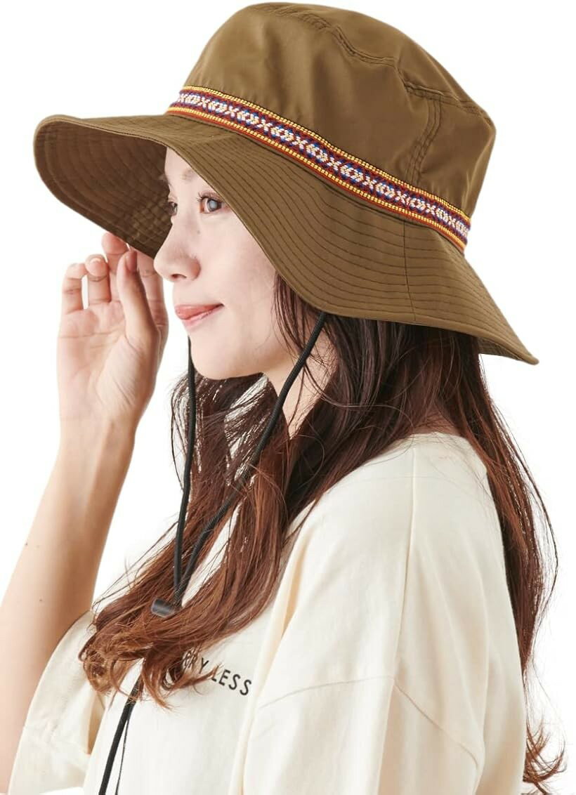 バリエーションコード : 2b4cyr2n48商品コード2b4cy08n0l商品名アウトドアハット あご紐付き サイズ調整可能 チロリアン サファリハット ユニセックス レギュラーサイズ 58cmブランドバレリアカラーカーキサイズ等58.0 cm・素材構成: 100% ポリエステル・＊UVカット、撥水加工、あご紐つき、サイズ調整可能、機能が盛りだくさんのアウトドアハットです(^^)かわいいチロリアンテープがワンポイントアクセント。もはや定番のハットで、お洒落にも欠かせません。アドベンチャーハット、サファリハットとも呼ばれている帽子です。・＊旅行やランニング、山登り、アウトドアなど、日差しを遮りたいシーンはたくさんありますよね？日焼け止めを塗っていても、日差しを遮らないとお肌にダメージ受けてしまいます。ママさんが自転車乗っている時にもオススメです。・＊アウトドアのハットだから、アウトドアウェアじゃないと合わないんでしょう？「いやいや、ちょっと待ってください。」これが、ワンピやスカートにもよく似合うんです。様々なパターンでこーディネートして、オシャレを楽しんでくださいね。この帽子かぶって、サングラスしてマスク着用は色んな意味で危険ですので、お止めください^^;・生産国：ベトナム※ 他ネットショップでも併売しているため、ご注文後に在庫切れとなる場合があります。予めご了承ください。※ 品薄または希少等の理由により、参考価格よりも高い価格で販売されている場合があります。ご注文の際には必ず販売価格をご確認ください。※ 沖縄県、離島または一部地域の場合、別途送料の負担をお願いする場合があります。予めご了承ください。※ お使いのモニタにより写真の色が実際の商品の色と異なる場合や、イメージに差異が生じることがあります。予めご了承ください。※ 商品の詳細（カラー・数量・サイズ 等）については、ページ内の商品説明をご確認のうえ、ご注文ください。※ モバイル版・スマホ版ページでは、お使いの端末によっては一部の情報が表示されないことがあります。すべての記載情報をご確認するには、PC版ページをご覧ください。
