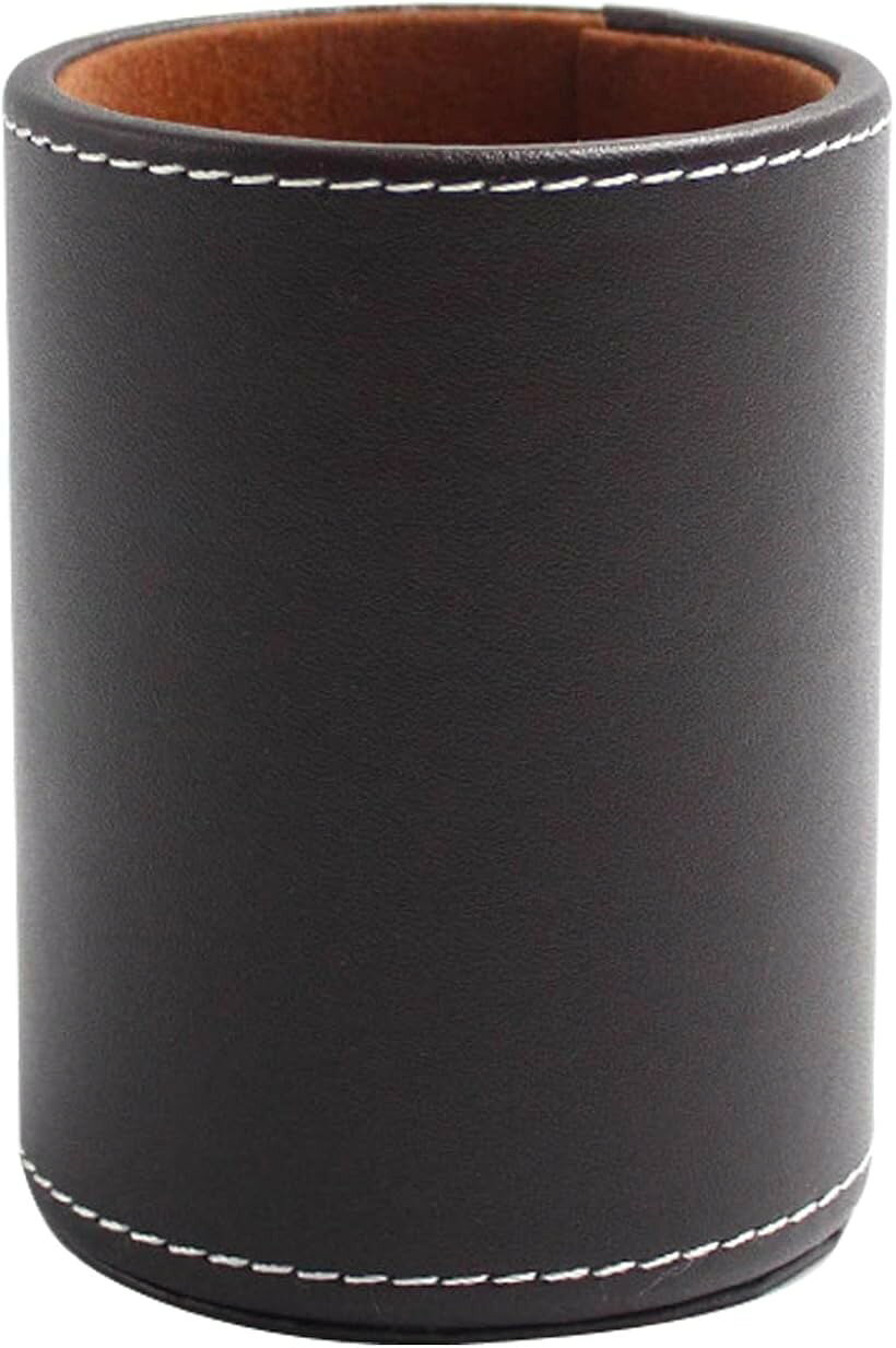 バリエーションコード : 2b4qlwxs40商品コード2b4qlo5q6n商品名ペン立て ペンスタンド 円柱形 レザー 卓上収納 オフィス テレワーク おしゃれ ブラウンブランドAffilatoカラーブラウン・＊「商品内容」ペンスタンド：1個・＊「商品概要」素材： PUレザー 円柱形 サイズ：直径7.9cm 高さ10.7cm　重量：103g・＊「オフィスワークやテレワークに活躍」高級感のあるPUレザーのペン立てです。上下に施されたステッチがアクセントになりオフィスやデスクに溶け込みます。毎日の勉強やデスクワークにぴったりのアイテム。・＊「厳選の2色」人気のある2色(ブラック、ブラウン）のみを取り揃えております。・＊「ギフトにも」　シンプルかつおしゃれなデザインですので、メンズ、レディース問わずどの年代の方にもご愛用頂けるペンスタンドです。仕事に、勉強に、旅行に、使い方も様々。また、進学、卒業、就職、誕生日、クリスマス、バレンタインデー...恋人へ、友達へ、家族へ、心をこめたプレゼントとしても最適です。＊写真は撮影環境により、多少実際のカラーと異なる場合がございます。※ 他ネットショップでも併売しているため、ご注文後に在庫切れとなる場合があります。予めご了承ください。※ 品薄または希少等の理由により、参考価格よりも高い価格で販売されている場合があります。ご注文の際には必ず販売価格をご確認ください。※ 沖縄県、離島または一部地域の場合、別途送料の負担をお願いする場合があります。予めご了承ください。※ お使いのモニタにより写真の色が実際の商品の色と異なる場合や、イメージに差異が生じることがあります。予めご了承ください。※ 商品の詳細（カラー・数量・サイズ 等）については、ページ内の商品説明をご確認のうえ、ご注文ください。※ モバイル版・スマホ版ページでは、お使いの端末によっては一部の情報が表示されないことがあります。すべての記載情報をご確認するには、PC版ページをご覧ください。ペンやメイク道具など散らばるモノはひとまとめ。仕切りがないタイプなので、ペンやはさみなどの文房具を入れたり、作業に使う工具、お化粧の際のメイク道具など幅広く使っていただけます。シックなカラーの2色をご用意レザー調のブラック＆ブラウンなのでオフィスやデスク、玄関においても馴染みます。ちょっとしたインテリアや少し高級感を出したいところに置いておくとワンポイントのアクセントになります。