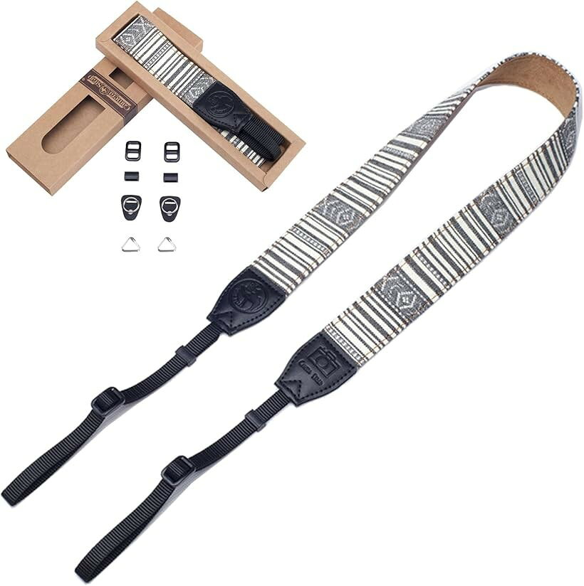 バリエーションコード : 2b4gq3j3ny商品コード2b4gql2nvo商品名カメラストラップ カメラネックストラップ ショルダーストラップ 一眼レフ/ミラーレス/コンパクトカメラ用ブランドDY.2tenカラーグレーサイズ等69CMx4CM・メイン素材: 綿・表層は細かく細工された糸染めの生地、緩衝層はSBRと底部は夏目得でできています。3層の材料、統合された処理、複雑な技量です。裏面には夏目得を使用。長期の摩耗にも強い耐久力、適度な滑り止め効果、色落ちが殆ど無い、衝撃吸収性、繊細で優しいスエード調の肌触りなど多くの特徴を兼ね備えています。・長さ調節可能で、ネックストラップやショルダーストラップとしてもお使いいただけます。細部に注意を払い、すべてのリンクを厳密に扱い、快適な体験をもたらします。滑り止め効果が良い。・一眼レフカメラの重量を効果的に分散させながら、通常のオリジナルストラップを着用するよりも首を快適にします。裏面の特別な滑り止めデザインは、使用の安全性を十分に考慮しています。・ストラップの接合部は革を使って十分な縫いつけ強度を確保しています。カメラを持ち運んでも安全です。・ストラップを丸型のストラップ穴に取り付け用三角リングが二つ付属しているので、殆どの一眼レフカメラに適用します。※ 他ネットショップでも併売しているため、ご注文後に在庫切れとなる場合があります。予めご了承ください。※ 品薄または希少等の理由により、参考価格よりも高い価格で販売されている場合があります。ご注文の際には必ず販売価格をご確認ください。※ 沖縄県、離島または一部地域の場合、別途送料の負担をお願いする場合があります。予めご了承ください。※ お使いのモニタにより写真の色が実際の商品の色と異なる場合や、イメージに差異が生じることがあります。予めご了承ください。※ 商品の詳細（カラー・数量・サイズ 等）については、ページ内の商品説明をご確認のうえ、ご注文ください。※ モバイル版・スマホ版ページでは、お使いの端末によっては一部の情報が表示されないことがあります。すべての記載情報をご確認するには、PC版ページをご覧ください。商品仕様＊カメラショルダーストラップ全長：約153cmストラップ部幅:約69cmストラップ部長さ:約4cm先ヒモ幅:約1cm先ヒモ長さ:約42cm私たちを選ぶ理由表層は細かく細工された糸染めの生地、緩衝層はSBRと底部は夏目得でできています。3層の材料、統合された処理、複雑な技量です。長さ調節可能で、ネックストラップやショルダーストラップとしてもお使いいただけます。細部に注意を払い、すべてのリンクを厳密に扱い、快適な体験をもたらします。滑り止め効果が良い。首をこすらず、長期間使用しても首に赤い跡ができず、首を保護します。シンプルでスタイリッシュ、細かいステッチ、二重の補強。夏目得は環境にやさしく革新的な生地で、「冬は暖かく、夏は涼しい」を実現します。優れた快適性、柔らかさ、通気性、耐摩耗性、防汚、環境保護などの特性、その物理的特性は天然皮革よりも優れており、天然皮革にはない「環境保護」を備えています。高温、低温を問わず、常に37.5～39.8度の温度を維持できるという特徴があります。本当に「冬は暖かく、夏は涼しい」南の湿気の多い「ホイナンティアン」でも、とても心地よい肌触りです。素材自体に異臭がなく、人体の健康に影響を与えず、環境にやさしく、防汚性があり、お手入れも簡単です。オリジナルのボールペンで夏目得に絵を描くには、中性の液体を使って、布でやさしく拭くだけで、手書きが消えて、とても奇跡的です。触覚試験：夏目得を使用した商品は、手に入れると、視覚的に贅沢で、手触りが繊細で、通気性に優れた鹿皮のベルベットのような風合いを持っています。その繊維組織は髪の毛の厚さのわずか50分の1であり、超微細な海の島の絹繊維、中空構造、小さな熱放散表面、そして繊維は自然な細孔を形成するように配置されています。強い通気性と快適さ。パッケージ内容：カメラストラップx1＋三角リングx2