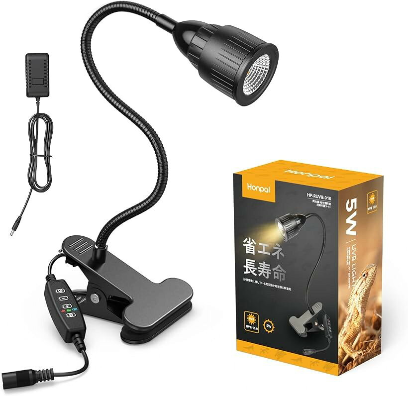 バリエーションコード : 2bry654yhg商品コード2bugdin21d商品名爬虫類 LED 紫外線ライト UVA UVB 3段階タイマー 9段階光量調整 砂漠系 爬虫類 両生類用 5W UVB10.0ブランドJOOKACEカラー5W LED「アップグレードされたLED UVランプ、より耐久性がある」LED爬虫類 ライトは、照明器具とランプ構造が一体化されており、従来の蛍光灯と比較して、30，000Hまで長持ちし、より耐久性がある。「十分なUVBとUVAを提供」紫外線ライト 爬虫類LEDは2つのUVBランプビーズと2つのUVAランプビーズが含まれており、最大1200uW/cm2の光範囲測定で、カメ、亀、ヘビ、カメレオン、トカゲなどの小型から中型の爬虫類に適しています。危険なUVCをカットし、使用できます。「省エネLEDライト・多シーン対応」爬虫類用UVライトは蛍光灯の代わりにLEDを採用し、飼育環境を省エネに。従来の蛍光灯と比較して、消費電力を86％以上削減します。ランプは柔軟な素材で作られており、360度回転調整でき、頑丈な大きなクリップはボックス/キャビネット/テーブルの端など、さまざまなシナリオに簡単に取り付けることができます。「使いやすい3段階タイマー」led紫外線ライト4/8/12時間タイマーと9段階の明るさ調節が可能です。毎日定期的な点灯・消灯が難しい場合は、タイマーで点灯の切り替え管理が便利です。「UVB10.0適合」砂漠環境で爬虫類や両生類を飼育するために設計されたUVA・UVBランプです。爬虫類 ライト飼育下では届かない太陽光をLEDで照射し、ペットの健康維持と成長をサポートします。太陽光と同じ加熱特性はないため、ペットに暖かさを与えることはできませんのでご了承ください。※ 他ネットショップでも併売しているため、ご注文後に在庫切れとなる場合があります。予めご了承ください。※ 品薄または希少等の理由により、参考価格よりも高い価格で販売されている場合があります。ご注文の際には必ず販売価格をご確認ください。※ 沖縄県、離島または一部地域の場合、別途送料の負担をお願いする場合があります。予めご了承ください。※ お使いのモニタにより写真の色が実際の商品の色と異なる場合や、イメージに差異が生じることがあります。予めご了承ください。※ 商品の詳細（カラー・数量・サイズ 等）については、ページ内の商品説明をご確認のうえ、ご注文ください。※ モバイル版・スマホ版ページでは、お使いの端末によっては一部の情報が表示されないことがあります。すべての記載情報をご確認するには、PC版ページをご覧ください。爬虫類 LED UV ランプは、照明器具とランプ構造が一体化され、従来の蛍光灯より 30，000H まで長持ちし耐久性に優れます。1 つの UVB ランプビーズと 2 つの UVA ランプビーズを含み、最大 1200uW/cm2 の光範囲を実現し、危険な UVC をカットして小型から中型の爬虫類に適します。LED を採用し従来の蛍光灯より 86％以上省電力で、灯体は 360 度回転調整可能で頑丈な大きなクリップで多シーンに簡単取り付けられます。4/8/12 時間の 3 段階タイマーと 9 段階の明るさ調節に対応し、UVB10.0 に適合して爬虫類に必要な太陽光を補い健康維持・成長をサポートします（注：太陽光と同じ加熱特性はないため、ペットに暖かさを与えることはできませんのでご了承ください。）。