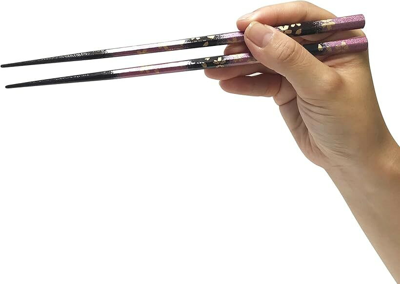 バリエーションコード : 2b2i5v2dfn商品コード2b2i5wrv39商品名小浜産 食洗器対応箸 天然木 日本製 おはし モダン すべり止め 家庭用 八角花宴 女性用21cmブランドLamPlanningカラー茶・「おいしい箸でおいしい食事を」先端が細いお箸は、口に運んだ時の口当たりが大変よく、いつもの食事がよりおいしく感じられます。また、お料理をつまみやすく、お魚の身をほぐすのにも最適です。・「日本製の手作りはし」箸の産地福井県小浜市で代々伝わる技術で職人さんが丁寧に作り上げています。質の高いおはしを使って、毎日の食事をよりおいしくいただいてみてはいかがでしょうか？・「食洗機対応で気軽に使えるのが魅力」食器洗浄機、食器乾燥機に対応しているのがポイントです。手洗いの必要がないので、忙しい方や手荒れを防止したい方に特におすすめです。・「プレゼントとしても」安心のMade in Japanの竹箸は、自分用ご家族用で使われる他にも、知人や外国の方へのプレゼントとしても最適です。・「詳細」サイズ　箸長 男性用23cm、女性用21cm　日本製　食洗器対応※ 他ネットショップでも併売しているため、ご注文後に在庫切れとなる場合があります。予めご了承ください。※ 品薄または希少等の理由により、参考価格よりも高い価格で販売されている場合があります。ご注文の際には必ず販売価格をご確認ください。※ 沖縄県、離島または一部地域の場合、別途送料の負担をお願いする場合があります。予めご了承ください。※ お使いのモニタにより写真の色が実際の商品の色と異なる場合や、イメージに差異が生じることがあります。予めご了承ください。※ 商品の詳細（カラー・数量・サイズ 等）については、ページ内の商品説明をご確認のうえ、ご注文ください。※ モバイル版・スマホ版ページでは、お使いの端末によっては一部の情報が表示されないことがあります。すべての記載情報をご確認するには、PC版ページをご覧ください。食洗器対応の福井県小浜市で作られた箸です。