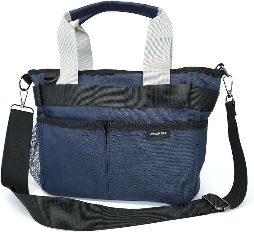 バリエーションコード : 2b26iuhs5l商品コード2b26iun4p3商品名ラウンドバッグ ショルダーベルト付き 防水加工 ラウンドトート メンズ レディース ネイビーブランドLINOLUNAカラーネイビー・v「現役ゴルファーの声から生まれたラウンドバッグ」 ゴルフ初心者からベテランまで男女ゴルファー100人に行ったアンケート調査を参考に収納力、機能面、デザインを日本人デザイナーが企画、設計し製作いたしました。ゴルフプレイに必要な小物をまとめてコンパクトに収納できラウンドがより一層楽しくなること間違いなしです。・v「充実の収納力」天ファスナー付メインポケットはペットボトル、化粧ポーチ、サングラス、バイザーやタオルも入る大容量。またメインポケットに貴重品や小物を小分けできるファスナーポケット、ペットボトルや水筒を立てて収納できる仕切りポケットを付属。バッグの表の両サイドにはティーやティッシュがすぐ取り出せるオープンポケットとスマホや貴重品が入るカバー付きポケット、ボールを出し入れしやすいネットポケットを装備し整理整頓しやすくプレー中に必要なものをすぐに取り出せます。・v「強防水性、ショルダーベルト、底鋲付属」生地には防水性と耐久性を兼ね備えたポリエステル生地を使用。ショルダーベルト付きなのでゴルフクラブやバッグで両手がふさがっていても大丈夫です。バッグの底面には汚れや摩耗を防ぐ底鋲付きで濡れた芝生の上に置いても中身を守り、お手入れも簡単です。・v「商品詳細」＊ブランド名：LINOLUNA＊素材：ポリエステル　＊カラー：ネイビー、ブラック、ベージュ、レッド　＊サイズ：約240cmx210cmx140cm　肩ベルト長さ約600～1150cm　重量約385g※ 他ネットショップでも併売しているため、ご注文後に在庫切れとなる場合があります。予めご了承ください。※ 品薄または希少等の理由により、参考価格よりも高い価格で販売されている場合があります。ご注文の際には必ず販売価格をご確認ください。※ 沖縄県、離島または一部地域の場合、別途送料の負担をお願いする場合があります。予めご了承ください。※ お使いのモニタにより写真の色が実際の商品の色と異なる場合や、イメージに差異が生じることがあります。予めご了承ください。※ 商品の詳細（カラー・数量・サイズ 等）については、ページ内の商品説明をご確認のうえ、ご注文ください。※ モバイル版・スマホ版ページでは、お使いの端末によっては一部の情報が表示されないことがあります。すべての記載情報をご確認するには、PC版ページをご覧ください。「充実の収納力」天ファスナー付メインポケットはペットボトル、化粧ポーチ、サングラス、バイザーやタオルも入る大容量。またメインポケットに貴重品や小物を小分けできるファスナーポケット、ペットボトルや水筒を立てて収納できる仕切りポケットを付属。バッグの表の両サイドにはティーやティッシュがすぐ取り出せるオープンポケットとスマホや貴重品が入るカバー付きポケット、ボールを出し入れしやすいネットポケットを装備し整理整頓しやすくプレー中に必要なものをすぐに取り出せます。「強防水性、ショルダーベルト、底鋲付属」生地には防水性と耐久性を兼ね備えたポリエステル生地を使用。ショルダーベルト付きなのでゴルフクラブやバッグで両手がふさがっていても大丈夫です。バッグの底面には汚れや摩耗を防ぐ底鋲付きで濡れた芝生の上に置いても中身を守り、お手入れも簡単です。「商品詳細」＊ブランド名：LINOLUNA＊素材：ポリエステル　＊カラー：ネイビー、ブラック、ベージュ、レッド　＊サイズ：約240cmx210cmx140cm　肩ベルト長さ約600～1150cm　重量約385g大容量で仕分けのしやすい充実のポッケットコンパクトで大容量ラウンド中に必要なもの、そばに置いておきたいものなんでも入れて持ち運べますゴルフボール、タオル、サングラス、携帯電話、ペットボトル、替えグローブ、お菓子、エナジー飲料、ティシュ、ハンドクリーム、日焼け止め、虫よけ、虫刺され薬、キーホルダー、お財布、バナナ、etc.使いやすいポッケット外側には仕分けしやすいポケット5つカバー付きのスナップポケットも装備し急な雨やカラスの攻撃にも対応できます取り出しやすいネットポケット予備のゴルフボール等　伸縮性のあるネットポケットは取り出しやすく「Play Fast」に貢献します強防水、ショルダーベルト充実の内ポケット内ポケットも仕分けしやすく充実していますペットボトルや水筒を立てて収納できるようなポケットも装備しています防水でお手入れも楽々生地には防水性と耐久性を兼ね備えたポリエステル生地を使用。バッグの底面には汚れや摩耗を防ぐ底鋲付きで濡れた芝生の上に置いても中身を守り、お手入れも簡単です。持ち運びに便利なショルダーベルト付きショルダーベルト付きなのでゴルフクラブやバッグで両手がふさがっていても大丈夫です。＊サイズ：約240cmx210cmx140cm　肩ベルト長さ約600～1150cm　重量約385g
