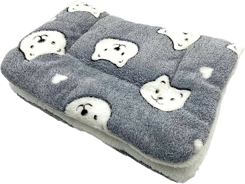 バリエーションコード : 2b90shwk5y商品コード2b26tw9g5w商品名AllBright 犬猫ペット用 ブランケット 毛布 マット タオル ソフト フランネル 冬 防寒 暖か 洗える 可愛いブランドAll Brightカラーグレー（熊柄）「大切な家族に」ふわふわで高い保温性のあるペット用ブランケットです。手触りも柔らかく、ペットのブランケットや寝床の敷きマット、寒さ対策のみならずオールシーズンお使い頂けます。「厚みのある質感」手触りが良くペットの肌にも優しくなっております。クッション性もあるためケージや寝床に敷くこともできます。表裏どちらも使用することができ、軽量で小型犬も扱いやすくなっております。「汚れた際は水洗い可能」手でも洗濯機でも洗えるのでお手入れが簡単になっております。汚れても安心で乾きやすく、常に清潔に保つ事ができます。「商品詳細」本体1枚、サイズ：横61cm，縦41cmAll Brightオリジナルパッケージでお届けします。商標登録6352053号※ 他ネットショップでも併売しているため、ご注文後に在庫切れとなる場合があります。予めご了承ください。※ 品薄または希少等の理由により、参考価格よりも高い価格で販売されている場合があります。ご注文の際には必ず販売価格をご確認ください。※ 沖縄県、離島または一部地域の場合、別途送料の負担をお願いする場合があります。予めご了承ください。※ お使いのモニタにより写真の色が実際の商品の色と異なる場合や、イメージに差異が生じることがあります。予めご了承ください。※ 商品の詳細（カラー・数量・サイズ 等）については、ページ内の商品説明をご確認のうえ、ご注文ください。※ モバイル版・スマホ版ページでは、お使いの端末によっては一部の情報が表示されないことがあります。すべての記載情報をご確認するには、PC版ページをご覧ください。