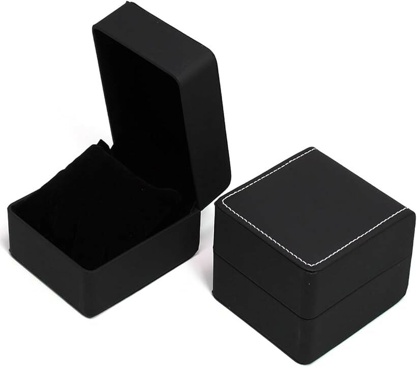 バリエーションコード : 2b46qivtu9商品コード2b46vdd19l商品名腕時計 収納ケース 2個 セット PUレザー 時計 保管 ウォッチ ボックス ブラック／2個セットブランドdodtazzカラーブラック／2個セット・高級感のあるPUレザーを使用した腕時計ケースです。ころんとした四角のフォルムが収納時にはもちろん、展示用や持ち運び用にも便利です。2個セットになので好きなものをコレクションしたい時にも最適です。・ケースの中には腕時計を衝撃から守るクッションが付いています。クッションを取り外せば、ネックレスや指輪などのアクセサリーやタイピンを保管する際にも使って頂けます。・PUレザーは合皮の一種で通気性に優れているためお手入れが楽ちんです。汚れたら軽く濡れたタオルで拭き取って下さい。見た目は本革に近く、ステッチを生かしたモダンなデザインとなっております。・大切な方へのギフトでウオッチやアクセサリーを送りたいとき、ケースに入れるとグレード感が増します。またステイホーム中は好きなものに囲まれて過ごしたいもの。お気に入りの小物を入れて飾ってみるのはいかがでしょうか。・サイズ：10x11x7.5cm カラー：黒　ブラウン　2個セット ＊モニターの環境により、色の見え方に若干差が生じる場合がございます。※ 他ネットショップでも併売しているため、ご注文後に在庫切れとなる場合があります。予めご了承ください。※ 品薄または希少等の理由により、参考価格よりも高い価格で販売されている場合があります。ご注文の際には必ず販売価格をご確認ください。※ 沖縄県、離島または一部地域の場合、別途送料の負担をお願いする場合があります。予めご了承ください。※ お使いのモニタにより写真の色が実際の商品の色と異なる場合や、イメージに差異が生じることがあります。予めご了承ください。※ 商品の詳細（カラー・数量・サイズ 等）については、ページ内の商品説明をご確認のうえ、ご注文ください。※ モバイル版・スマホ版ページでは、お使いの端末によっては一部の情報が表示されないことがあります。すべての記載情報をご確認するには、PC版ページをご覧ください。色:ブラック／2個セット「dodtazz腕時計収納ケース2個セットPUレザー時計保管高級ウォッチボックス」商品ページをご覧頂き、誠にありがとうございます。高級感のあるPUレザーを使用した腕時計ケースです。ころんとした四角のフォルムが収納時にはもちろん、展示用や持ち運び用にも便利です。2個セットになので好きなものをコレクションしたい時にも最適です。ケースの中には腕時計を衝撃から守るクッションが付いています。クッションを取り外せば、ネックレスや指輪などのアクセサリーやタイピンを保管する際にも使って頂けます。PUレザーは合皮の一種で通気性に優れているためお手入れが楽ちんです。汚れたら軽く濡れたタオルで拭き取って下さい。見た目は本革に近く、ステッチを生かしたモダンなデザインとなっております。大切な方へのギフトでウオッチやアクセサリーを送りたいとき、ケースに入れるとグレード感が増します。またステイホーム中は好きなものに囲まれて過ごしたいもの。お気に入りの小物を入れて飾ってみるのはいかがでしょうか。サイズ：10x11x7.5cmカラー：黒　ブラウン　2個セット＊モニターの環境により色の見え方に若干差が生じる場合がございます。
