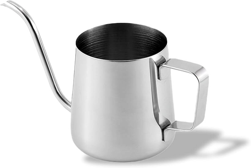 バリエーションコード : 2b2k42ipc3商品コード2b2k49fy9j商品名良品ラボ じょうろ 小型 おしゃれ 室内 ステンレス 観葉植物 植木 ガーデニング 水さし 如雨露 園芸用 1個ブランドRYOHIN Lab.カラーシルバーサイズ等シルバー 250ml「小さくてオシャレなじょうろ」小さな観葉植物などの水やりにちょうど良い大きさの如雨露です。少しの水やりにとっても便利です。「インテリアとして空間を演出」 小さくてかわいいサイズなので、観葉植物などと一緒に飾っておいても素敵なインテリアとして演出してくれます。「耐久性の高い素材を採用」ジョウロの材質は高品質ステンレス＋黒色のテフロン加工を採用しています。サビる心配が少なく長い期間お使いいただけます。「丁度良いサイズ」片手で運べる丁度良いサイズで子供も使用することができます。オフィスの小さな盆栽、花瓶、ベランダやデスクの植物、お花の水やりに最適なじょうろです。「商品内容」じょうろ1個、容量バリエーション：250ml・350ml、カラーバリエーション：シルバー・ブラック、素材：ステンレス「オリジナルパッケージ」RYOHIN Lab.ブランドより、オリジナルパッケージに包んでお客様の元へ大切にお届け致します。商標登録第6527085号※ 他ネットショップでも併売しているため、ご注文後に在庫切れとなる場合があります。予めご了承ください。※ 品薄または希少等の理由により、参考価格よりも高い価格で販売されている場合があります。ご注文の際には必ず販売価格をご確認ください。※ 沖縄県、離島または一部地域の場合、別途送料の負担をお願いする場合があります。予めご了承ください。※ お使いのモニタにより写真の色が実際の商品の色と異なる場合や、イメージに差異が生じることがあります。予めご了承ください。※ 商品の詳細（カラー・数量・サイズ 等）については、ページ内の商品説明をご確認のうえ、ご注文ください。※ モバイル版・スマホ版ページでは、お使いの端末によっては一部の情報が表示されないことがあります。すべての記載情報をご確認するには、PC版ページをご覧ください。