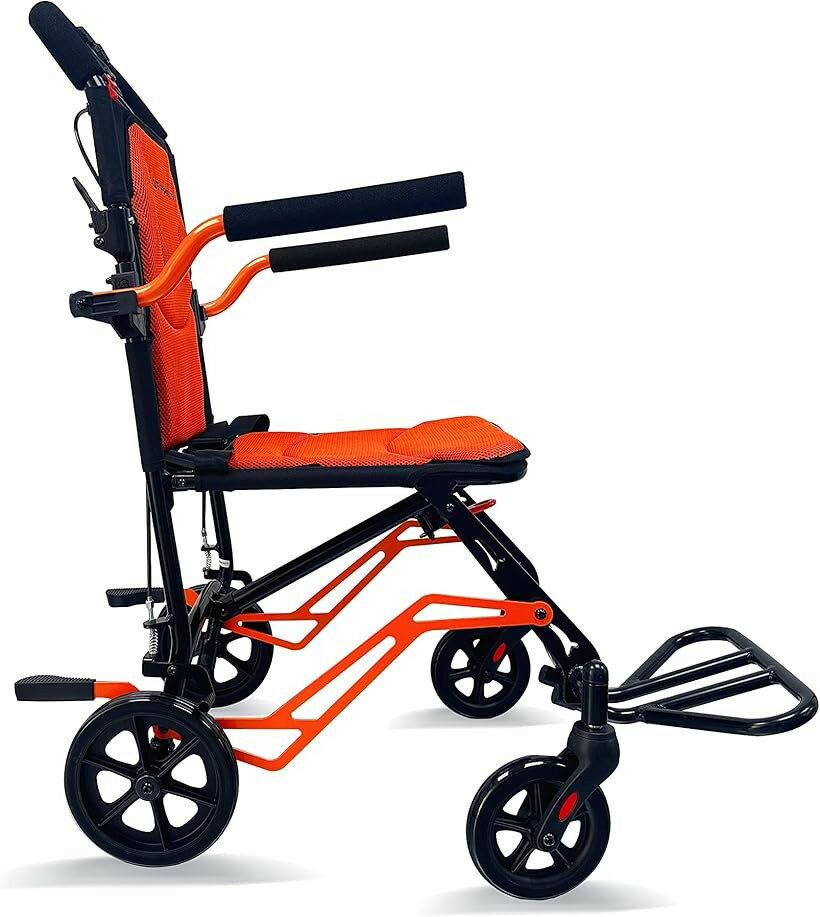 バリエーションコード : 2b9vpi0otv商品コード2b2dqpt5sh商品名Care-Parents 折り畳み車椅子 軽量 コンパクト 簡易式介助車椅子 アルミ製 折りたたみ式 車椅子 介護用品 介助ブレーキ付き 外出用 旅行用ブランドCare-parentsカラーオレンジ＆ブラック「高品質・耐久性」車椅子のフレームはアルミ合金製で、頑丈、耐衝撃、軽くて耐久性があり、メンテナンス不要です。ユニークなデザインが車いすをよりファッショナブルに見せ、二重支持フレーム構造が体をしっかりと安定させます。「軽量・コンパクト」超軽量. 重量はわずか9キロが、最大耐荷重は100kgです。1秒で折りたたんで、非常にコンパクトです。組み立ては必要ありません。ほとんどのトランクに簡単に入れて、外出や旅行に便利です。「通気性抜群」車イスは人間工学に基づいたデザインで設計されて、ハニカム状な通気性ファブリックを採用し、夏も蒸れず冬も寒く感じず、長時間座ってもとても快適です。滑り止め背もたれクッションのサポートフォームは柔らかく、通気性があり、衝撃を吸収し、圧力を軽減します。「快適性と安全性」介助ブレーキ付き一体型ハンドブレーキは、操作が柔軟で応答が速く、ブレーキハンドルを握ることでブレーキを固定できます。パーキングブレーキとサイレントハンドブレーキの設計は安全で信頼性も高いです。ダブルベアリング減圧設計により、路面の凹凸に効果的に抵抗し、より快適になります。※ 他ネットショップでも併売しているため、ご注文後に在庫切れとなる場合があります。予めご了承ください。※ 品薄または希少等の理由により、参考価格よりも高い価格で販売されている場合があります。ご注文の際には必ず販売価格をご確認ください。※ 沖縄県、離島または一部地域の場合、別途送料の負担をお願いする場合があります。予めご了承ください。※ お使いのモニタにより写真の色が実際の商品の色と異なる場合や、イメージに差異が生じることがあります。予めご了承ください。※ 商品の詳細（カラー・数量・サイズ 等）については、ページ内の商品説明をご確認のうえ、ご注文ください。※ モバイル版・スマホ版ページでは、お使いの端末によっては一部の情報が表示されないことがあります。すべての記載情報をご確認するには、PC版ページをご覧ください。「調整可能肘掛け」製品の両側には調整可能肘掛けを設け、快適に休憩できるようにしました。移乗が便利で、シートの横から乗車降車しやすい。「左右補助介助ブレ一キ」介護者用の左右補助介助ブレーキは、握りやすく押しやすいので、便利さと安定性を同時に高めました。操作が柔軟で応答が速い。ハンドルブレーキを持ち上げて、車いすを固定できます。オレンジ色のトリガーを押してブレーキを解除します。「背面収納ポケット」車いすの背面には、大きなスペースの収納ポケットを設け、移動が便利になるように配慮しました。車椅子を屋外で使用する場合、電話、財布などの必要なものをポケットに入れることができます。「通気性抜群」ハニカム状な通気性ファブリック採用で夏も蒸れず冬も寒く感じず、長時間座ってもとても快適です。術後のリハビリ、高齢者、成人、妊娠中の女性、若者や子どもたちに最適で、こちらの方に自信を持ってお勧めします。「ノーパンクタイヤ」ノーパンクタイヤを使用しているため、路面のゴミや収納時の取り扱い等が気になりません。車椅子の保護を強化します。「フルーム固定ハンドル」乗っている時に、車いすを固定します。収納時に開いて、折りたたむできます。1秒で折りたため、より省スペースで持ち運びも簡単です。「耐久性」フレームはアルミ合金製で、軽くて耐久性があり、メンテナンス不要です。ユニークなデザインが車いすをよりファッショナブルに見せ、二重支持フレーム構造が体をしっかりと安定させます。「折りたたみ式ペダル」折り畳み式ペダルは車いすを折りたたむのにすごく便利です。新幹線や飛行機内でも乗り入れやすいコンパクト仕様です。バックルは車椅子を固定し、変形しにくいようにします。「フットレバー付き」障害物を簡単に横切ります。後輪は、安定な減衰と耐摩耗性のノーパンクタイヤを提供し、さまざまな地形を簡単に移動できます。パンクの心配が無く、日常のニーズを満たすことができます。