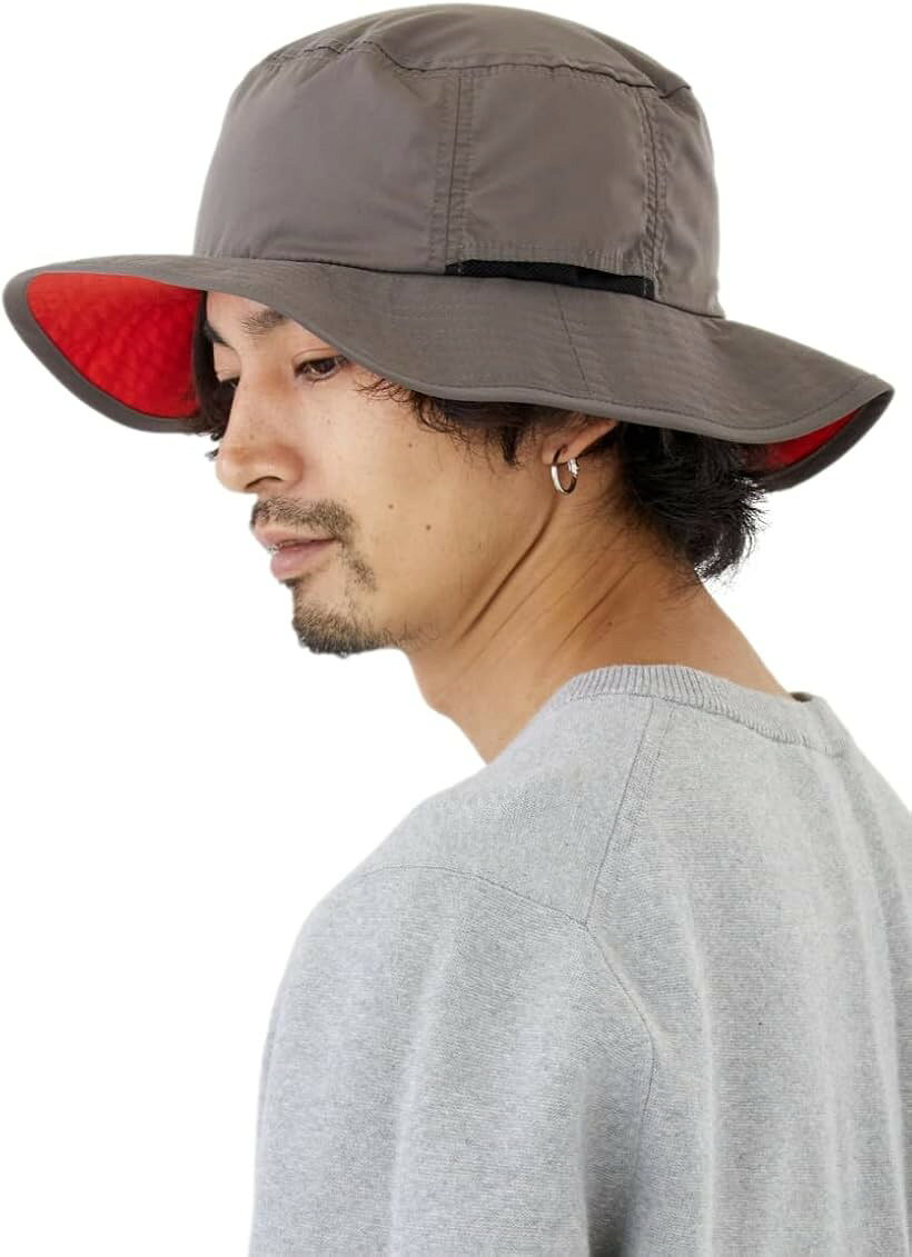 バリエーションコード : 2b2c99wf4q商品コード2b2c99fnuh商品名ハット メンズ 帽子 アウトドアハット 撥水 アドベンチャーハット 無地 キャンプ アウトドア 通気性 折りたたみ ファッション uvカット 紐付きブランドvaleriaカラーグレーサイズ等56.0-58.0 cm「登山、ランニング、釣りやゴルフ、バイクやサイクリングに旅行にも」アウトドアに最適な一枚です。折り畳むことも可能で、紐でまとめてコンパクトになります。屋外での作業やアウトドアスポーツに行く際、バックにポイッと入れて必要な時にサッと被れる手軽さとっても便利ですよ。「UVカット、撥水加工あり」気になる紫外線もカットしてくれちゃう。汚れも付きにくく、洗濯可能なので清潔にご使用いただけます。ストッパー付のゴムが内蔵されているので、ジャストサイズに調整可能、ストレスなくスポーツに集中できます。軽量なので、被っていても疲れません。「機能盛り沢山のサファリハット」サイドのメッシュ通気口は蒸れを軽減してくれるのでストレスフリーです。メッシュ時の色はアクセント色をあしらっているので、おしゃれさもプラス。あご紐付なので風にも強く、撥水加工で雨にも強いのでどんなシーンでも使えます。撥水加工は、花粉も付きにくくしてくれます。春の花粉が多いシーズンも、夏の紫外線が多いシーズンも、秋の日差しが強く風が強く吹いても全然へっちゃらですよ。カラーバリエーションも多く取り揃えております。サイズもフリーサイズなので、パートナーとお揃いで使おうかな？なんてことも可能です。※ 他ネットショップでも併売しているため、ご注文後に在庫切れとなる場合があります。予めご了承ください。※ 品薄または希少等の理由により、参考価格よりも高い価格で販売されている場合があります。ご注文の際には必ず販売価格をご確認ください。※ 沖縄県、離島または一部地域の場合、別途送料の負担をお願いする場合があります。予めご了承ください。※ お使いのモニタにより写真の色が実際の商品の色と異なる場合や、イメージに差異が生じることがあります。予めご了承ください。※ 商品の詳細（カラー・数量・サイズ 等）については、ページ内の商品説明をご確認のうえ、ご注文ください。※ モバイル版・スマホ版ページでは、お使いの端末によっては一部の情報が表示されないことがあります。すべての記載情報をご確認するには、PC版ページをご覧ください。