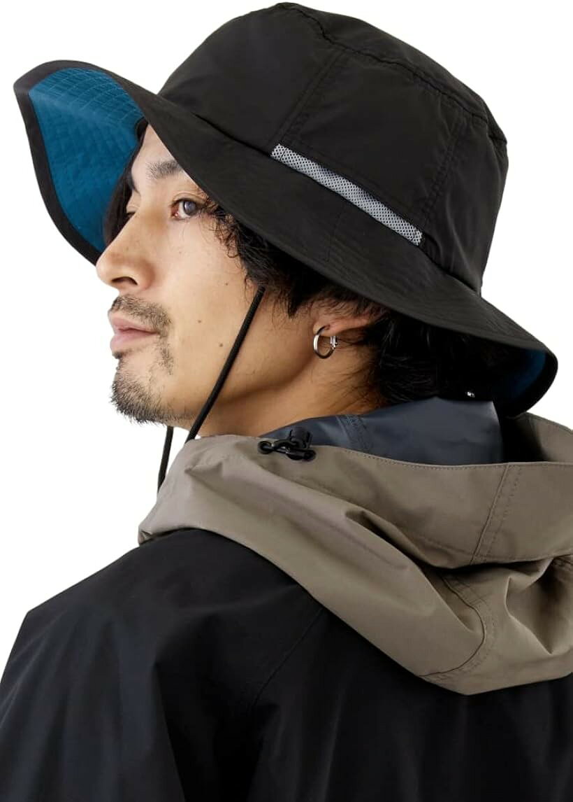 バリエーションコード : 2b2c99wf4q商品コード2b2c9rifr0商品名ハット メンズ 帽子 アウトドアハット 撥水 アドベンチャーハット 無地 キャンプ アウトドア 通気性 折りたたみ ファッション uvカット 紐付きブランドvaleriaカラーブラックサイズ等56.0-58.0 cm「登山、ランニング、釣りやゴルフ、バイクやサイクリングに旅行にも」アウトドアに最適な一枚です。折り畳むことも可能で、紐でまとめてコンパクトになります。屋外での作業やアウトドアスポーツに行く際、バックにポイッと入れて必要な時にサッと被れる手軽さとっても便利ですよ。「UVカット、撥水加工あり」気になる紫外線もカットしてくれちゃう。汚れも付きにくく、洗濯可能なので清潔にご使用いただけます。ストッパー付のゴムが内蔵されているので、ジャストサイズに調整可能、ストレスなくスポーツに集中できます。軽量なので、被っていても疲れません。「機能盛り沢山のサファリハット」サイドのメッシュ通気口は蒸れを軽減してくれるのでストレスフリーです。メッシュ時の色はアクセント色をあしらっているので、おしゃれさもプラス。あご紐付なので風にも強く、撥水加工で雨にも強いのでどんなシーンでも使えます。撥水加工は、花粉も付きにくくしてくれます。春の花粉が多いシーズンも、夏の紫外線が多いシーズンも、秋の日差しが強く風が強く吹いても全然へっちゃらですよ。カラーバリエーションも多く取り揃えております。サイズもフリーサイズなので、パートナーとお揃いで使おうかな？なんてことも可能です。※ 他ネットショップでも併売しているため、ご注文後に在庫切れとなる場合があります。予めご了承ください。※ 品薄または希少等の理由により、参考価格よりも高い価格で販売されている場合があります。ご注文の際には必ず販売価格をご確認ください。※ 沖縄県、離島または一部地域の場合、別途送料の負担をお願いする場合があります。予めご了承ください。※ お使いのモニタにより写真の色が実際の商品の色と異なる場合や、イメージに差異が生じることがあります。予めご了承ください。※ 商品の詳細（カラー・数量・サイズ 等）については、ページ内の商品説明をご確認のうえ、ご注文ください。※ モバイル版・スマホ版ページでは、お使いの端末によっては一部の情報が表示されないことがあります。すべての記載情報をご確認するには、PC版ページをご覧ください。