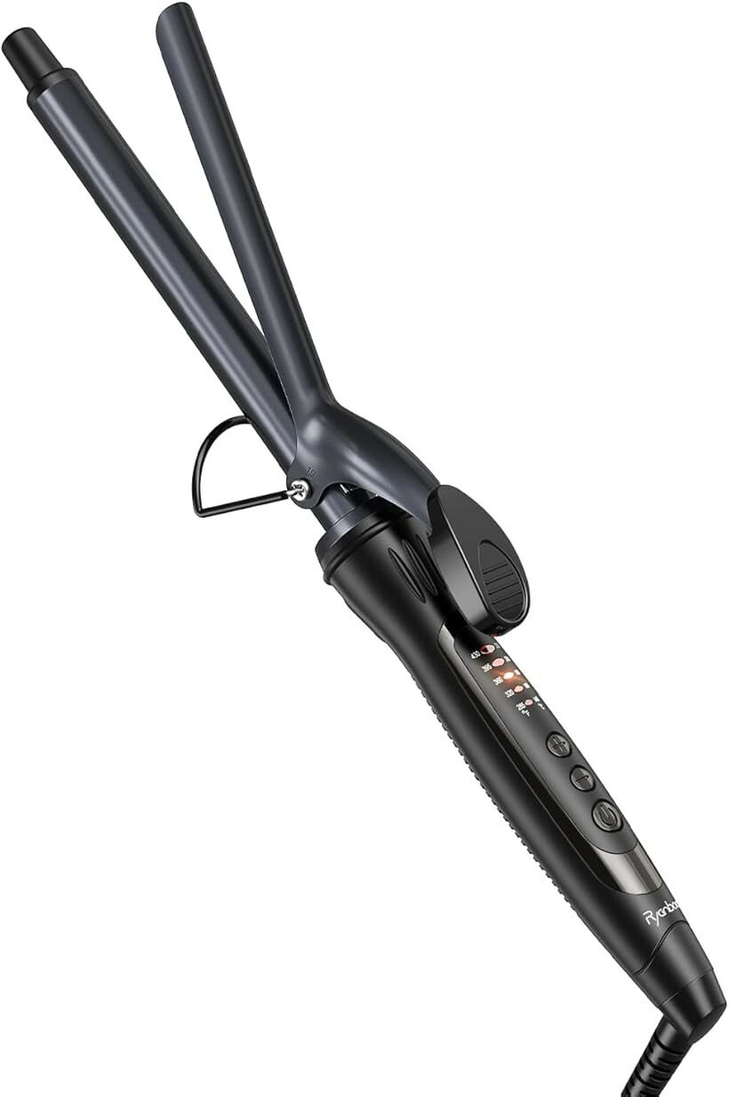 バリエーションコード : 2b2v1vgqsf商品コード2b2v1vjsyv商品名ヘアアイロン カールアイロン コテ カーリングアイロン 5段階温度調整 プロ仕様 MAX220℃ 海外対応ブランドRyanbooカラーブラックサイズ等19mm「5段階の温度調節」最高温度220℃のプロ仕様で、140℃～220℃まで、20℃ごとに5段階で温度調整が可能です。髪質やヘアスタイルに応じて切り替えられるのが便利です。また、耐熱使用のスタンドを搭載しており、熱が冷めるのを待つことなく置けるのが便利です。「スピーディーな立ち上がり時間」電源を入れてから約35秒＊で使用可能な温度に到達。スピーディーにスタイリングが可能です。（＊最低設定温度に到達するまでの時間）「セラミックコーティング加工」髪にやさしく素早く熱を伝えるセラミックコーティング使用しているから立ち上がりが速い。髪との摩擦が少なく、滑りがなめらか。髪をいたわりながらスタイリングできます。「海外対応」100-240Vの電圧対応するから、海外でも変圧器不要でお使いいただけます。＊変換プラグはご用意ください。「他にも嬉しい機能」(1)使用中もつれや絡まりにくい360度回転コードを採用します。(2)自動電源OFF機能搭載で、電源を切り忘れて場合でも約60分で自動的にOFFになる。※ 他ネットショップでも併売しているため、ご注文後に在庫切れとなる場合があります。予めご了承ください。※ 品薄または希少等の理由により、参考価格よりも高い価格で販売されている場合があります。ご注文の際には必ず販売価格をご確認ください。※ 沖縄県、離島または一部地域の場合、別途送料の負担をお願いする場合があります。予めご了承ください。※ お使いのモニタにより写真の色が実際の商品の色と異なる場合や、イメージに差異が生じることがあります。予めご了承ください。※ 商品の詳細（カラー・数量・サイズ 等）については、ページ内の商品説明をご確認のうえ、ご注文ください。※ モバイル版・スマホ版ページでは、お使いの端末によっては一部の情報が表示されないことがあります。すべての記載情報をご確認するには、PC版ページをご覧ください。髪に優しく、スムーズに巻きやすい高品質セラミックコーティンは、熱伝導性に優れているのが特徴で、温まりやすく温度が下がりにくいという性質があります。また、熱をプレート全体に均一に広げられるのでムラになりにくいのも魅力です。髪すべりが滑らかなので、髪に引っかからず、摩擦によるキューティクルの損傷を防ぎ、髪のダメージを抑えます。使いやすいロングバレル他の製品よりプレートが約60mm長いため、ロングヘアーでも一気に巻けるロングバレル。素早くスタイリングが作れます。フィンガーリムハンドル部分に「フィンガーリム」を採用していることで、手がすべりにくく操作しやすいのが便利です。断熱クールチップ先端部分にあるクールチップは断熱があるため、初心者でも使いやすく、カールアイロンを支えやすいのも便利です。手になじみやすいグリップ形状グリップが持ちやすい形状をしていることで、簡単に髪の毛を挟めるのもメリット。操作性が高く、スムーズにスタイリングできます。海外対応100～240Vの電圧対応するから、海外でも使用できます。旅行先でも好きなヘアアレンジを思い切り楽しめます。＊変換プラグはご用意ください。