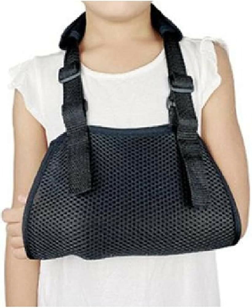 バリエーションコード : 2b2c1o10sr商品コード2b2c1386o9商品名子供用 アームホルダー 骨折 メッシュ 軽量 腕つり サポーター 三角巾 アームスリング L ブラックブランドpkpohsカラーブラックサイズ等L・子供用サイズのアームホルダー。骨折・炎症などの際に肩・肘・腕を固定、サポートします。・布製の三角巾は首・肩に負担がかかり、腕がずれやすいので使いにくい、長時間の使用や外出時に不便という、お悩みを解消します。・ソフトな触れ心地、軽量ですので、身体の小さなお子様が長時間使用しても負担が少ない仕様となっております。・体形に合わせてパッドの位置、ベルトの長さが調整可能です。・お手入れしやすいメッシュ素材。すぐに乾くので衛生的にご使用頂けます。・左右どちらの腕にも使用可能。・どんな服装でも合わせやすいブラック、可愛らしいピンクからお選び頂けます。※ 他ネットショップでも併売しているため、ご注文後に在庫切れとなる場合があります。予めご了承ください。※ 品薄または希少等の理由により、参考価格よりも高い価格で販売されている場合があります。ご注文の際には必ず販売価格をご確認ください。※ 沖縄県、離島または一部地域の場合、別途送料の負担をお願いする場合があります。予めご了承ください。※ お使いのモニタにより写真の色が実際の商品の色と異なる場合や、イメージに差異が生じることがあります。予めご了承ください。※ 商品の詳細（カラー・数量・サイズ 等）については、ページ内の商品説明をご確認のうえ、ご注文ください。※ モバイル版・スマホ版ページでは、お使いの端末によっては一部の情報が表示されないことがあります。すべての記載情報をご確認するには、PC版ページをご覧ください。［pkpohs］子供用アームホルダー骨折メッシュ軽量腕つりサポーター三角巾洗えるアームスリング子供用サイズのアームホルダー。骨折・炎症などの際に肩・肘・腕を固定、サポートします。布製の三角巾は首・肩に負担がかかり、腕がずれやすいので使いにくい、長時間の使用や外出時に不便という、お悩みを解消します。ソフトな触れ心地、軽量ですので、身体の小さなお子様が長時間使用しても負担が少ない仕様となっております。体形に合わせてパッドの位置、ベルトの長さが調整可能です。お手入れしやすいメッシュ素材。すぐに乾くので衛生的にご使用頂けます。左右どちらの腕にも使用可能。どんな服装でも合わせやすいブラック、可愛らしいピンクからお選び頂けます。