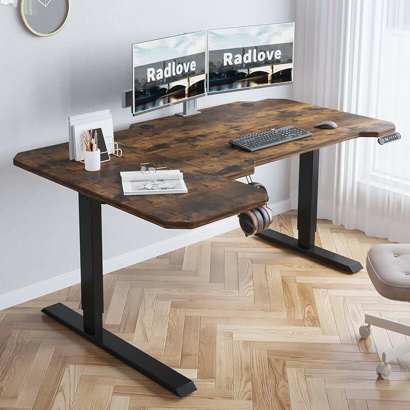 バリエーションコード : 2b43rjtjwv商品コード2b2cvf32h5商品名パソコンデスク 電動昇降式 デスク 幅150CMx奥行101CM 電動式 パソコンデスク ゲーミングデスク 机 電動昇降式スタンディングデスク PCデスク 高さ調節可能 メモリー機能付きブランドRadloveカラーブラウンサイズ等150x101CM「商品仕様」天板サイズ：約幅150CMx奥行101.5CM（左）74CM （右） ・天板は3分割 ・本体重量：約30KG ・耐荷重80KG ・高さ調節範囲：69-115CM（厚さ：2CM、高さ71-117CM）・材料:化粧合板、鋼鉄合金材料「電気で高さ調節 」この机は、「⮝・⮟」ボタンを押すと、高さ調整の範囲は69～115cmで、調整後の高さは71～117cmです。電気スイッチ操作、シンプルで便利。人間工学的な設計に適合しており、人によって身長のニーズに応じて、お希望の高さを調節します。「メモリー機能」本テーブルには高さメモリー機能が付いています。希望の高さになったら、「ピッ」と音がするまで数字ボタンを押し続け、高さを覚えておきます。4つの高さメモリーで、よく使う高さにワンキーで調節可能です。「キャスター付き」テーブルの脚には、テーブルを簡単に移動できるように、取り外し可能な 4 つのキャスターが付いています。不要なときは簡単に分解することもできます。「簡単な組み立て安心」インストールは簡単で、製品にはインストール手順が付属しています。ご注意：同期回転軸を取り付ける場合は、ねじを緩めて、モーターのない側から先に取り付ける必要があります。※ 他ネットショップでも併売しているため、ご注文後に在庫切れとなる場合があります。予めご了承ください。※ 品薄または希少等の理由により、参考価格よりも高い価格で販売されている場合があります。ご注文の際には必ず販売価格をご確認ください。※ 沖縄県、離島または一部地域の場合、別途送料の負担をお願いする場合があります。予めご了承ください。※ お使いのモニタにより写真の色が実際の商品の色と異なる場合や、イメージに差異が生じることがあります。予めご了承ください。※ 商品の詳細（カラー・数量・サイズ 等）については、ページ内の商品説明をご確認のうえ、ご注文ください。※ モバイル版・スマホ版ページでは、お使いの端末によっては一部の情報が表示されないことがあります。すべての記載情報をご確認するには、PC版ページをご覧ください。